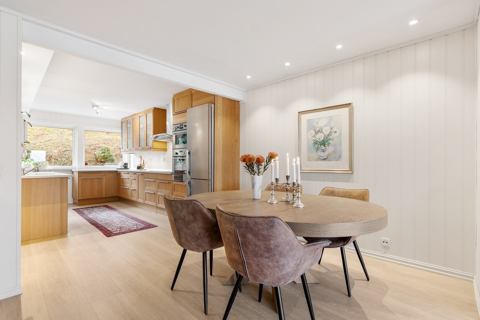 Den åpne løsningen mellom stue og kjøkken skaper en sosial atmosfære når man er med venner og familie. Galleribilde