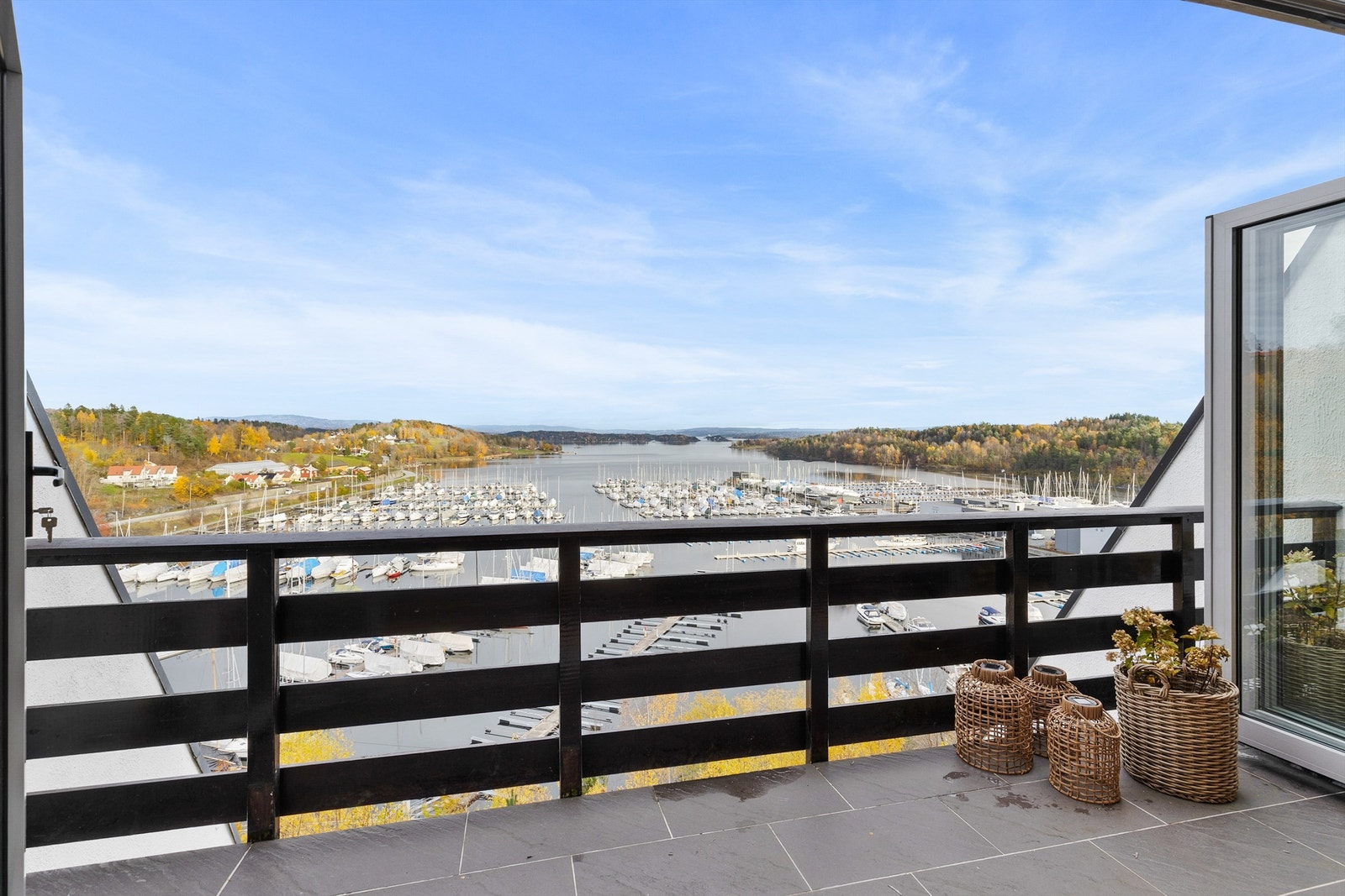 Balkongen med utgang fra stuen med en fantastisk utsikt mot fjorden. Galleribilde