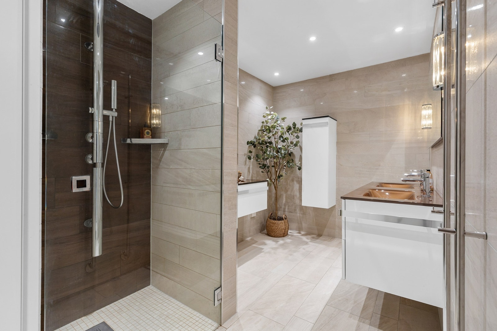 Dusjhjørne med dører. Vegghengt dusjarmatur (hånddusj og regndusj). Galleribilde