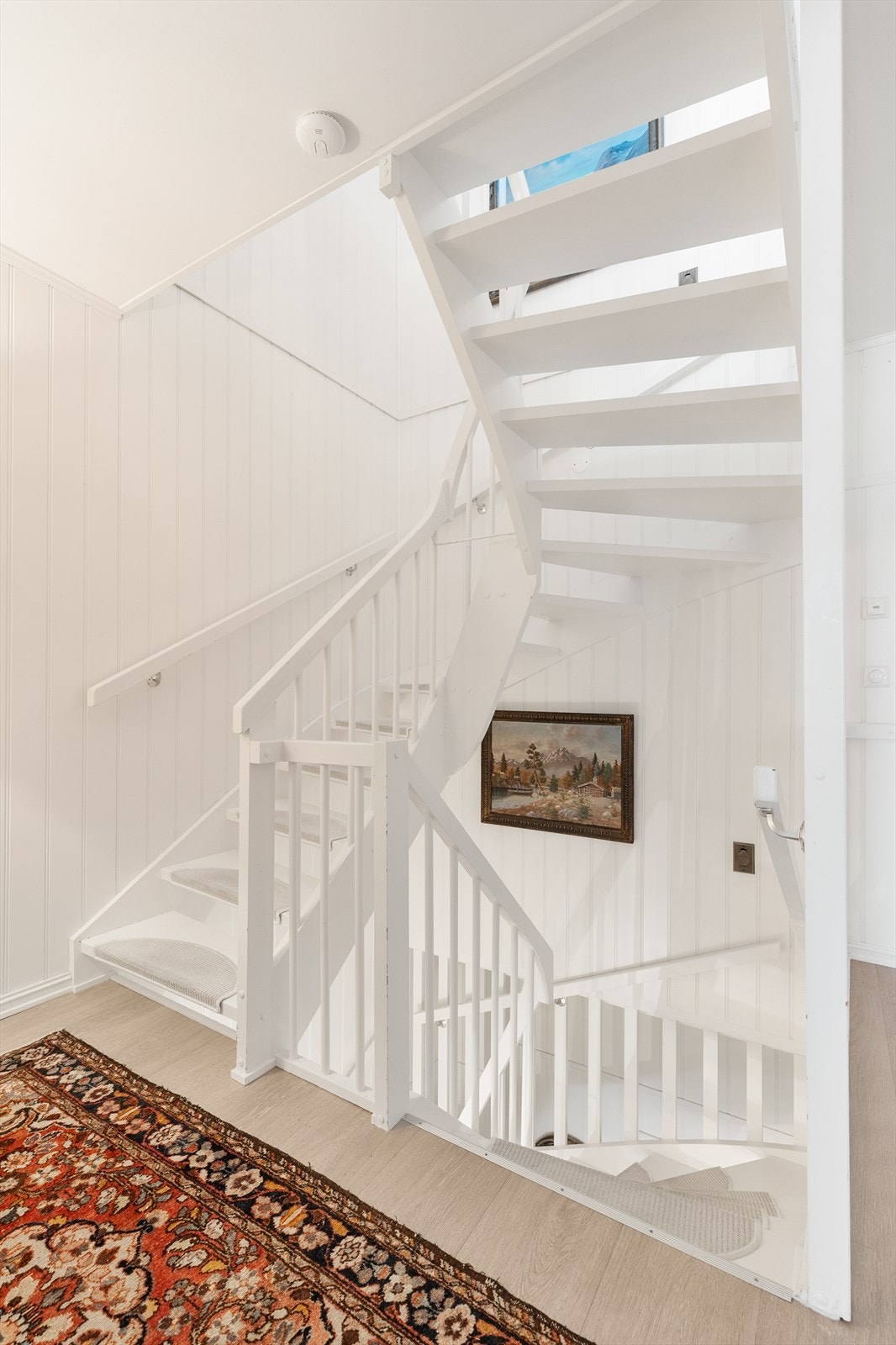 Fra TV-stuen kommer man via trapp ned til entré og opp til stuen. Galleribilde