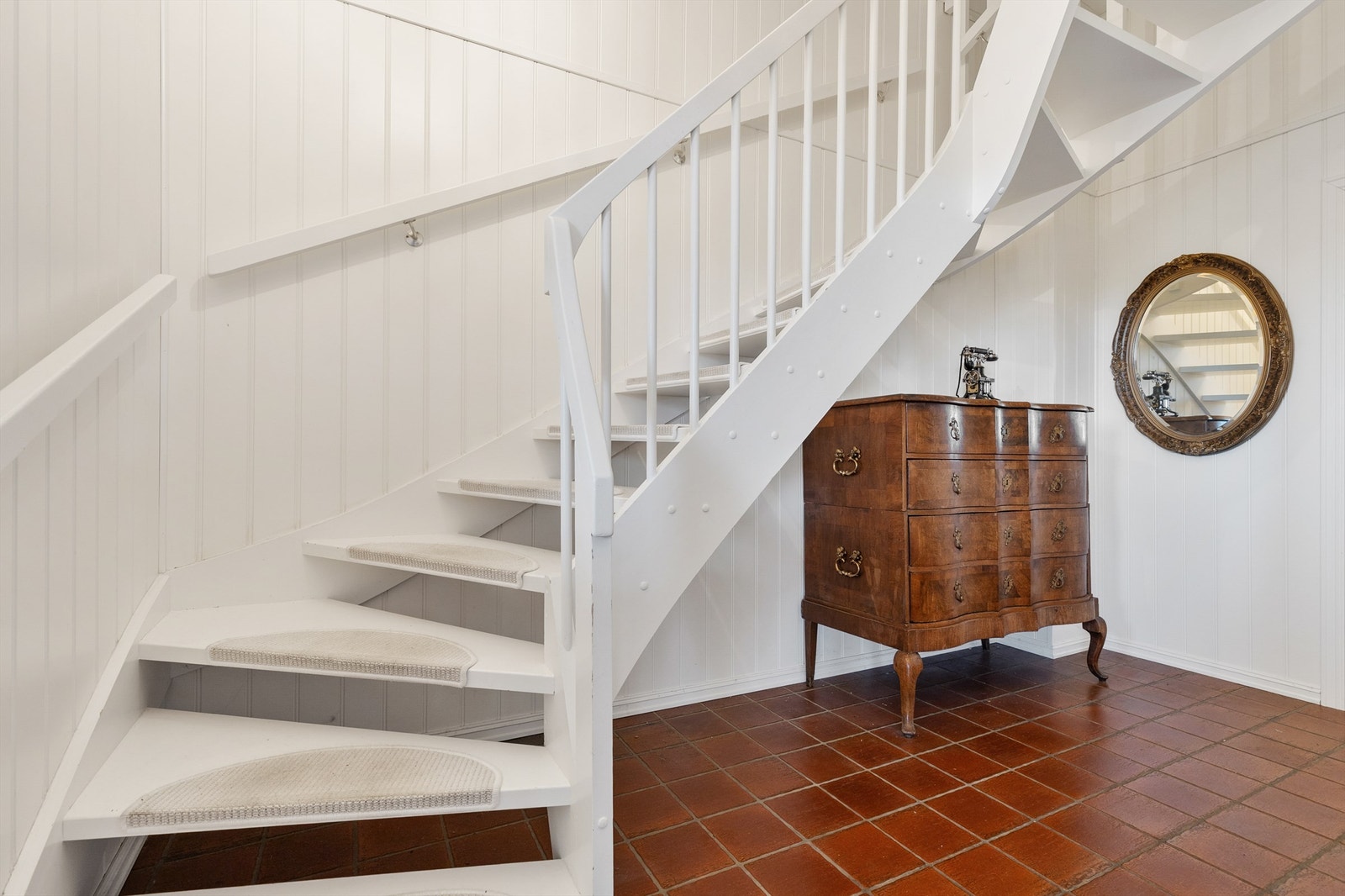 Det første som møter deg er en lys og fin entré med trapp opp til 2.etasje. Her er det plass til kommode og dør inn til boden. Galleribilde