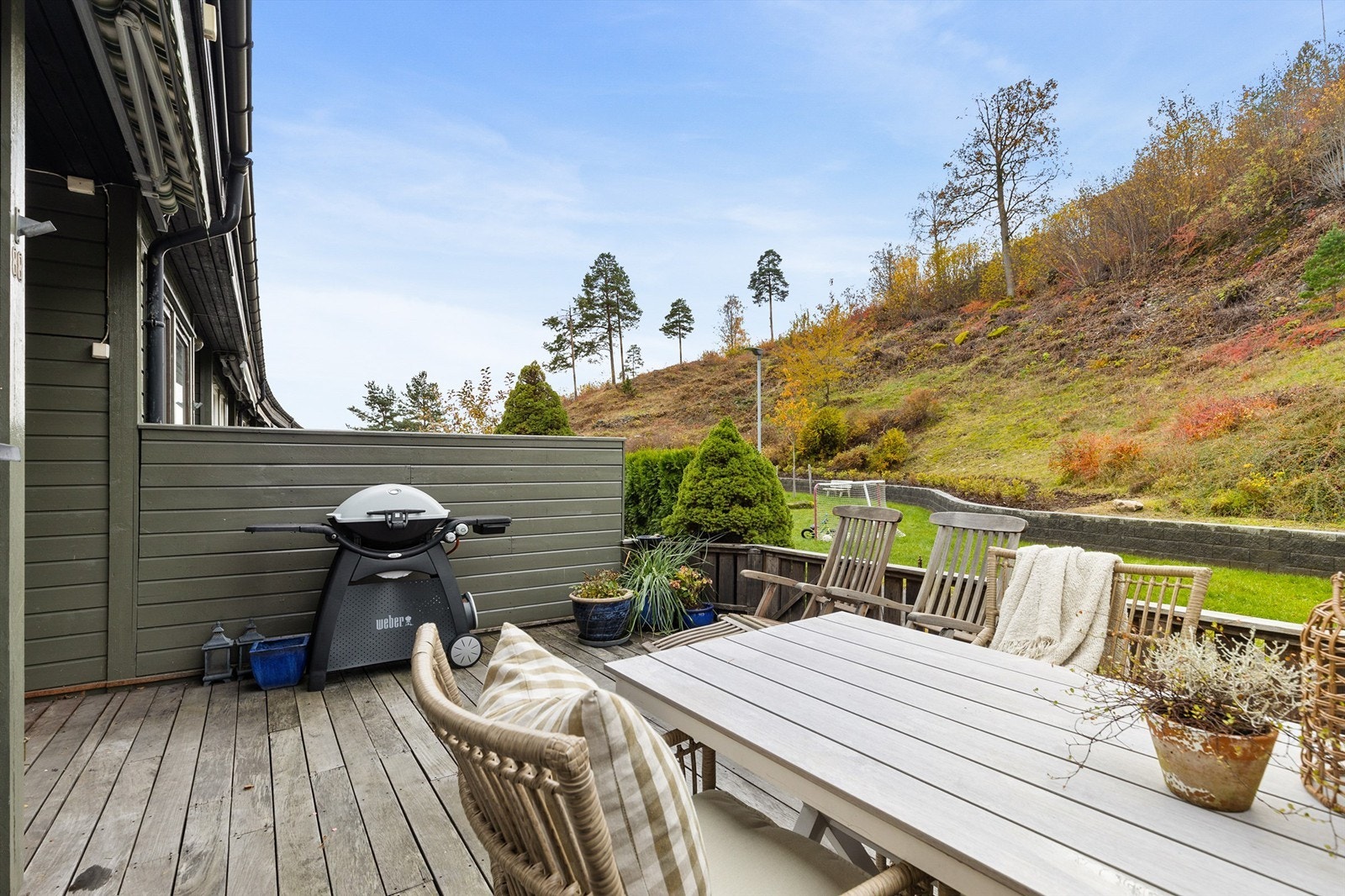 Markterrasse med utgang fra soverom og kjøkken. God plass til utemøbler. Galleribilde