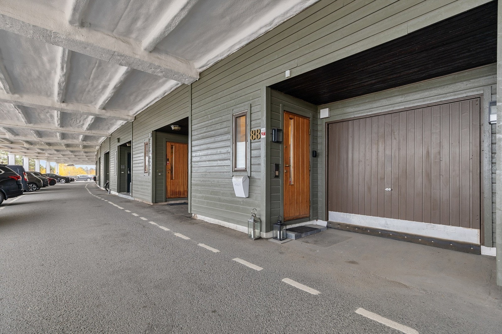 Inngangsparti med tilhørende garasje. Galleribilde