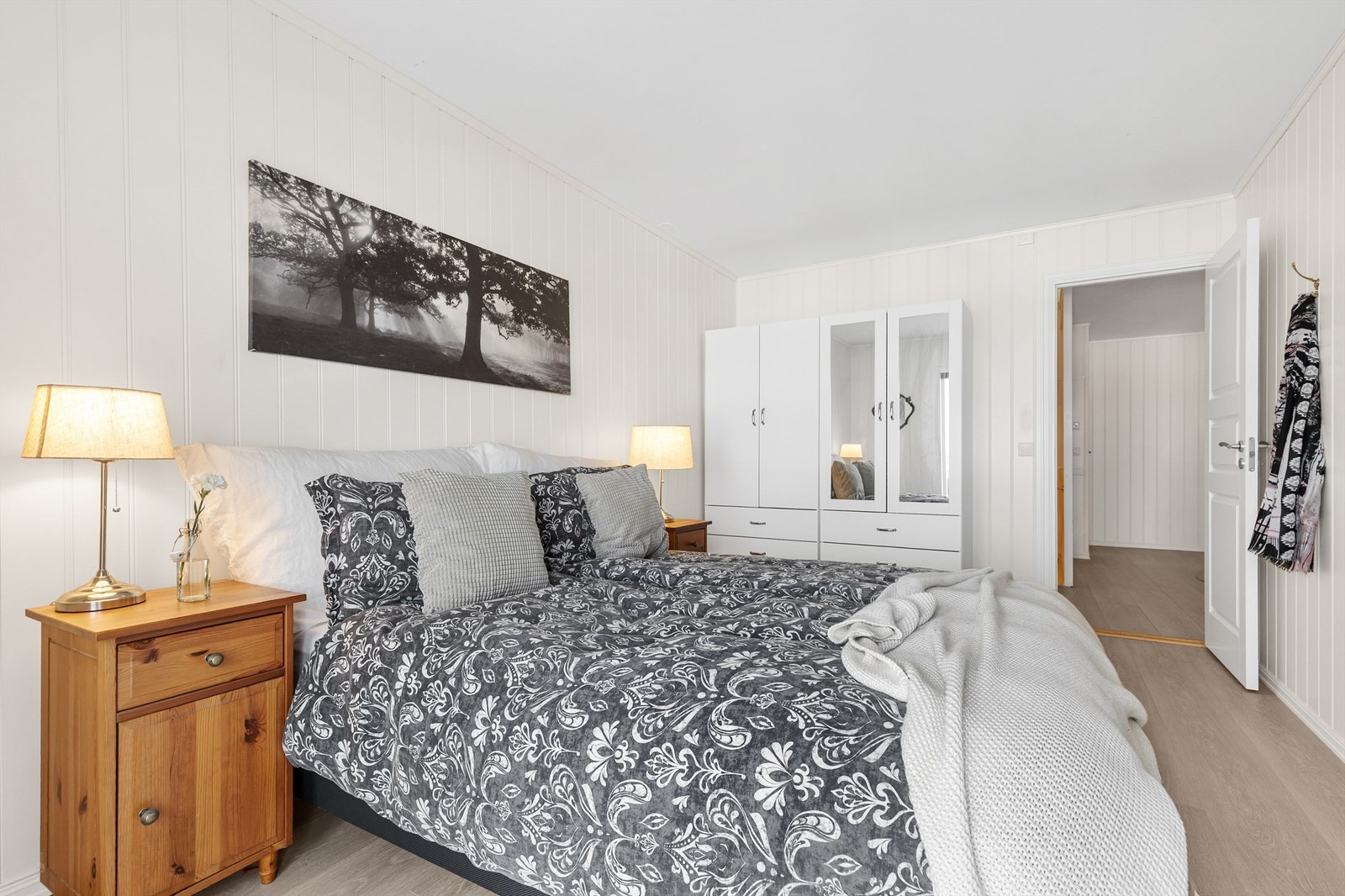 I 2.etasje er det 2 soverom. Hovedsoverommet er av god størrelse og har plass til dobbeltseng med nattbord på hver side og garderobeskap. Galleribilde