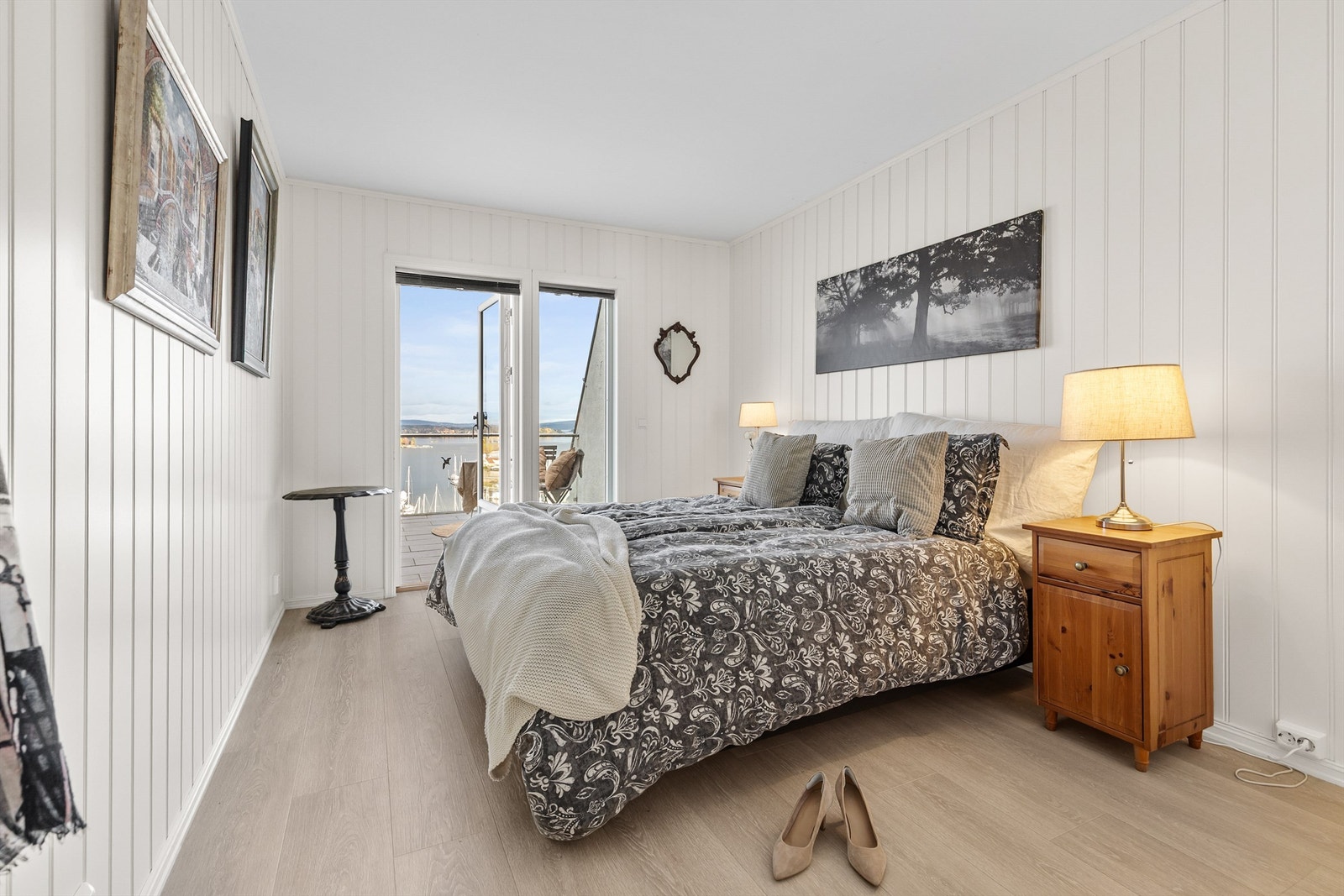 I 2.etasje er det 2 soverom. Hovedsoverommet er av god størrelse og har plass til dobbeltseng med nattbord på hver side og garderobeskap. Galleribilde