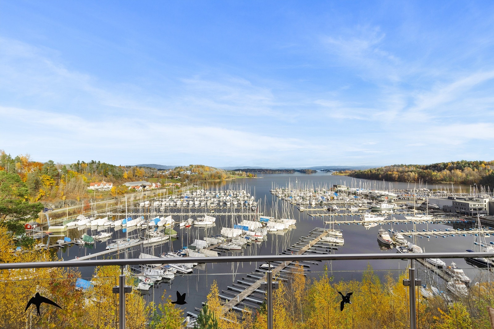Balkong med tilgang fra soverommene. God plass til utemøbler og en fantastisk utsikt mot fjorden! Galleribilde