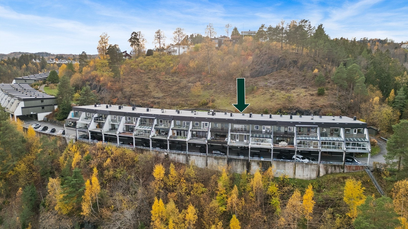 Beliggende i blindvei, i et svært populært boligområde. Boligen går over tre plan og har til sammen tre flotte uteplasser og godt med sol. Sameiet har pent opparbeidede og velholdte fellesarealer på området bak rekkehusene, og her er det også lekeplass. Galleribilde