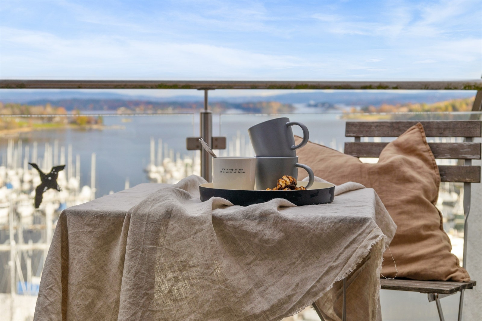 God plass til utemøbler og en fantastisk utsikt mot fjorden! Galleribilde