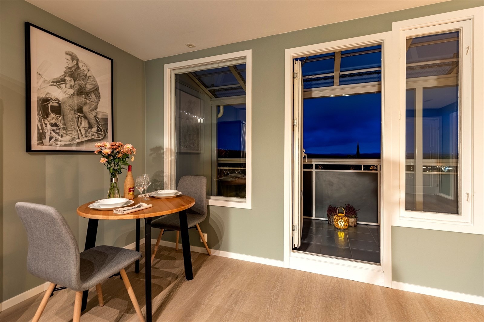 Koselig spiseplass med flott utsikt. Galleribilde