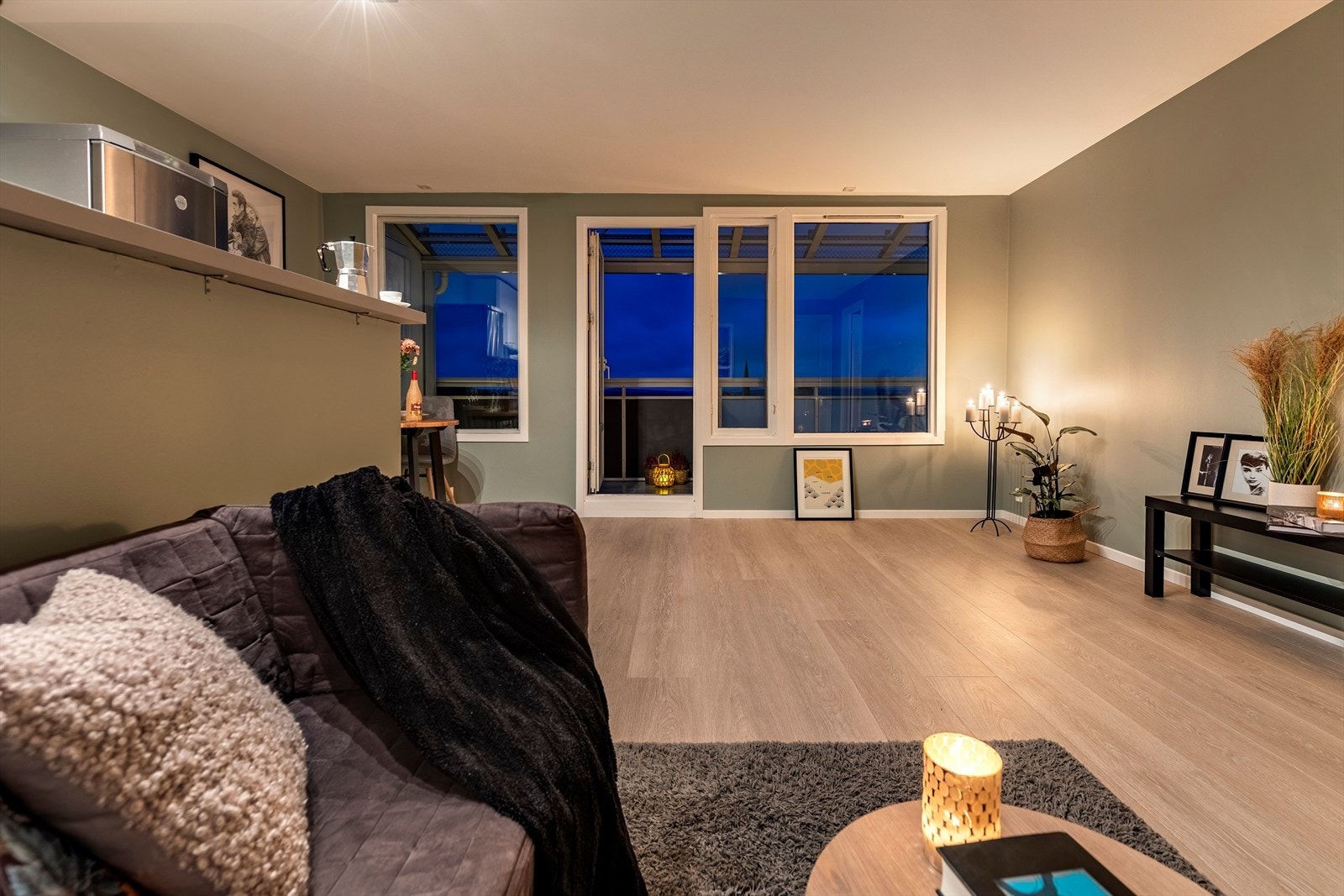 Stuen har enstavs laminat på gulvet og vegger malt i grønt, med listefrie avslutninger mot taket. Galleribilde