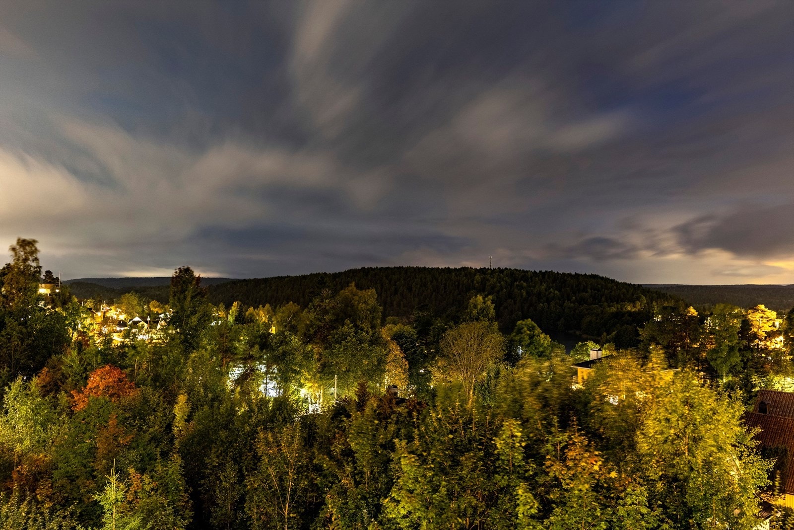 Fra boligen har du kort vei til Kolbotn Torg som byr på et bredt utvalg av butikker, dagligvare, apotek, Vinmonopolet, kaffebarer og restauranter. Galleribilde