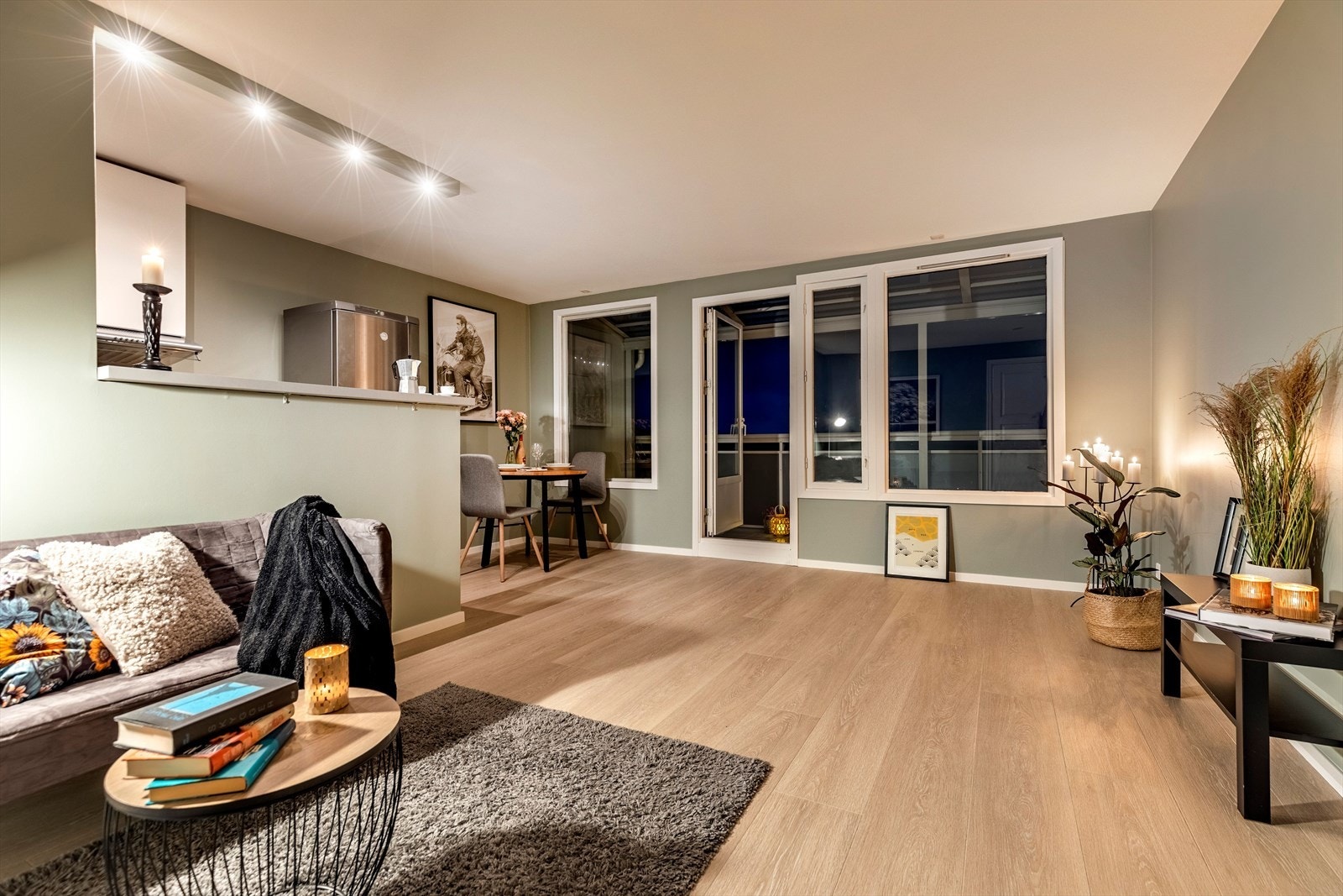 Rommet har store vinduer som gir godt med dagslys og utsikt mot Kolbotn, Oslo og sjøen. Galleribilde