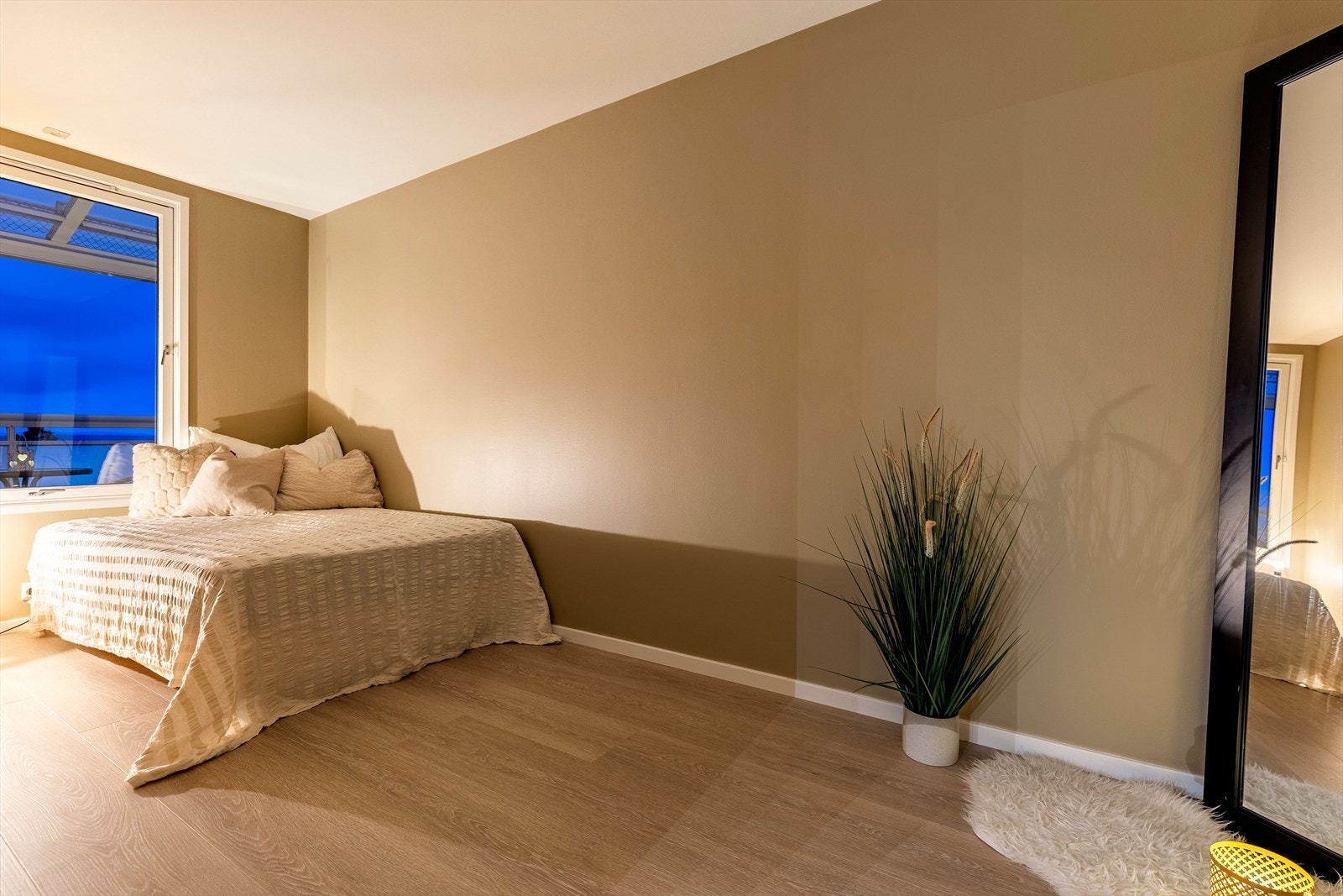 Det er god plass til seng og garderobeskap. Galleribilde