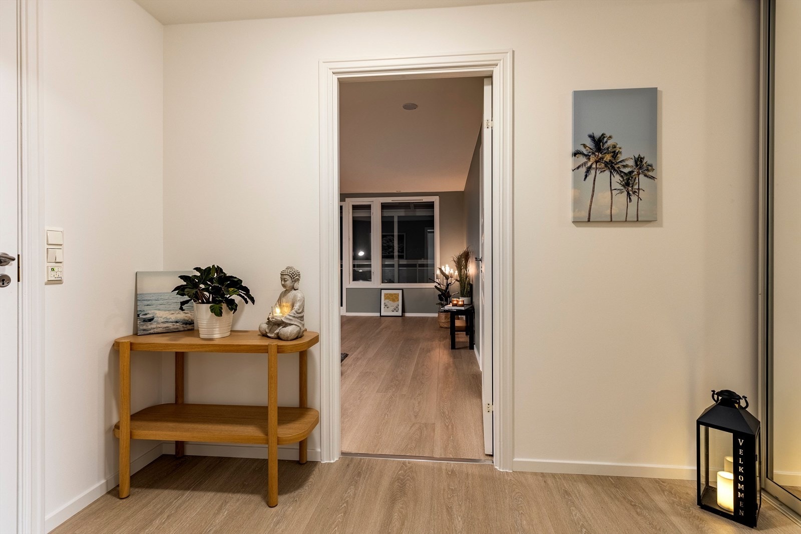 Inngangen til stue og kjøkken er rett frem, og ved siden av denne er det plass til et konsollbord eller lignende. Galleribilde