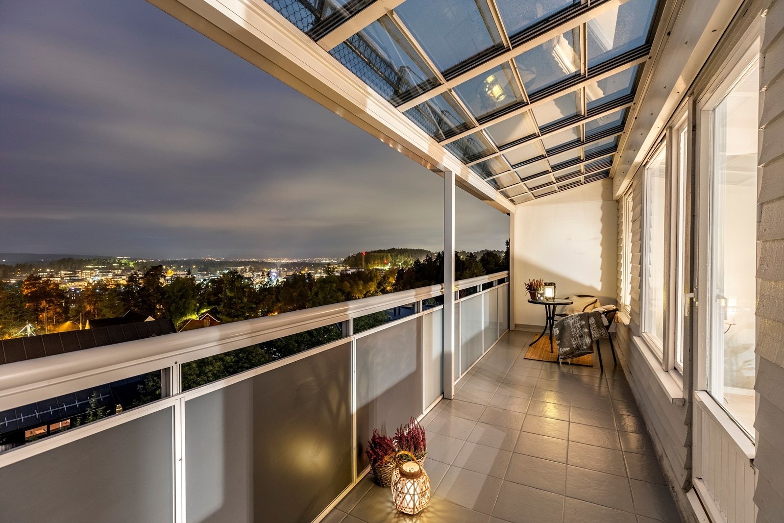 Balkongen er på ca. 12 kvm. Galleribilde