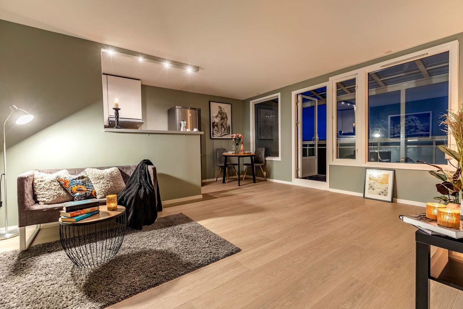 Fra stuen er det en glassdør som leder ut til en vestvendt, overbygd balkong med mulighet for å nyte både sol og utsyn. Galleribilde