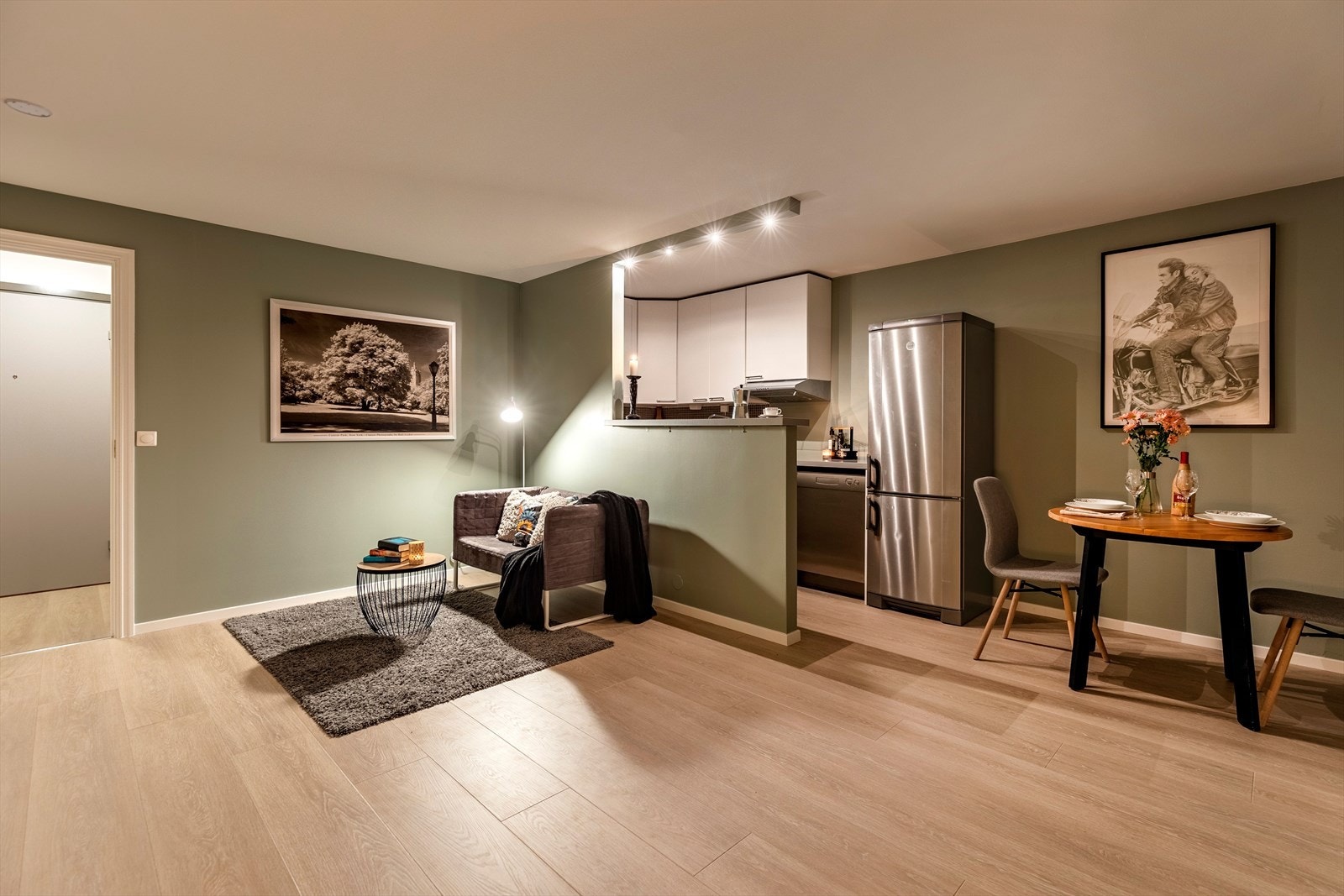 Stue og kjøkken utgjør et felles oppholdsrom. Galleribilde