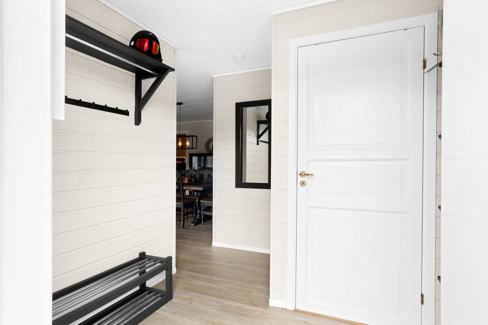 Gangen har god plass til å henge fra seg yttertøy. Galleribilde