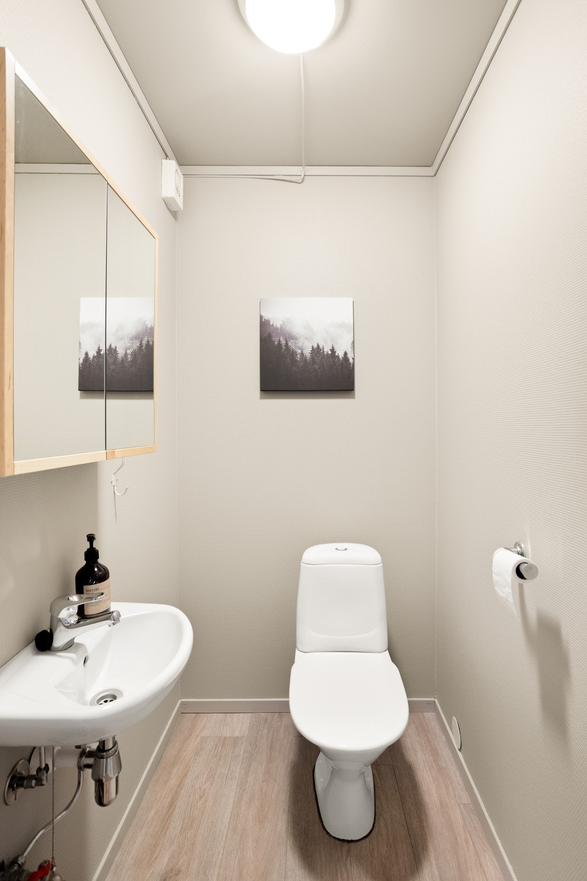 Toalettrommet er utstyrt med toalett og servant. Galleribilde