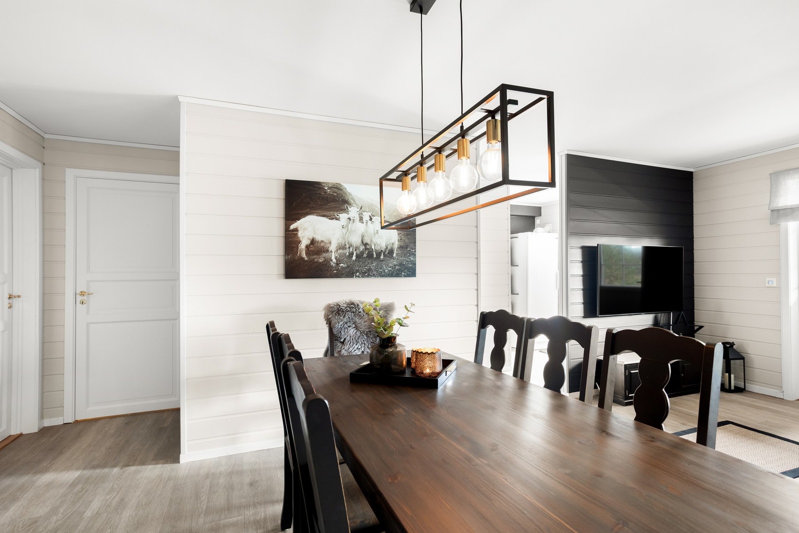 Spisemøblement med plass til 8-10 personer. Galleribilde