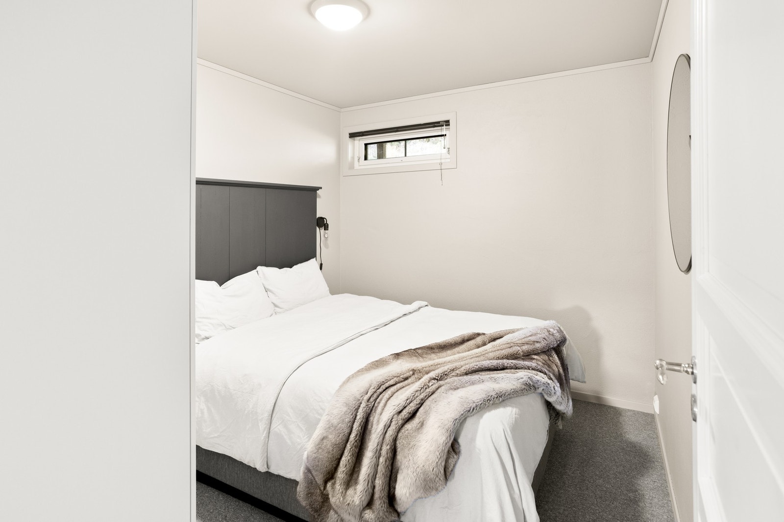 Soverom 1 har god plass til dobbeltseng. Galleribilde