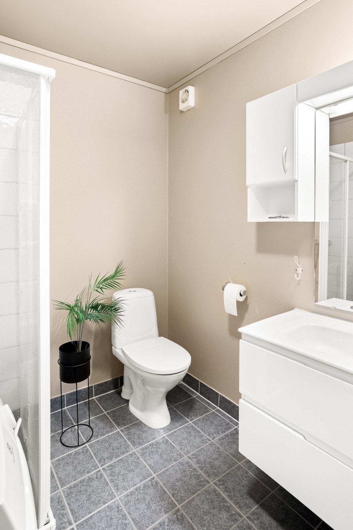 Badet er fra byggeåret og holder seg godt med fargevalg. Galleribilde