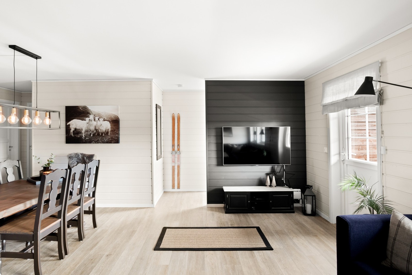 Her har man tydelig skille mellom spisemøblement og sittegruppe. Galleribilde