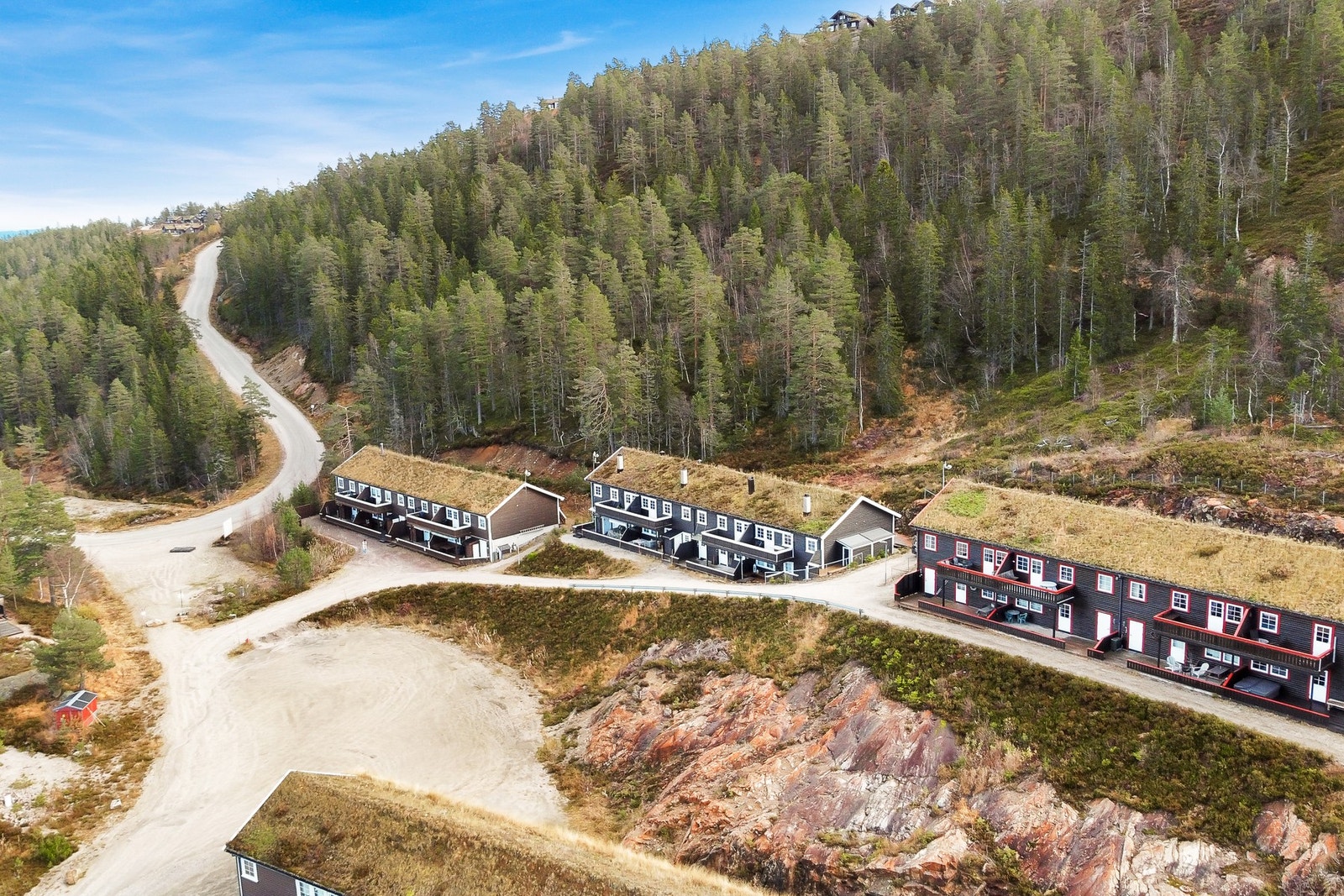 Romslig parkeringsplass. Galleribilde