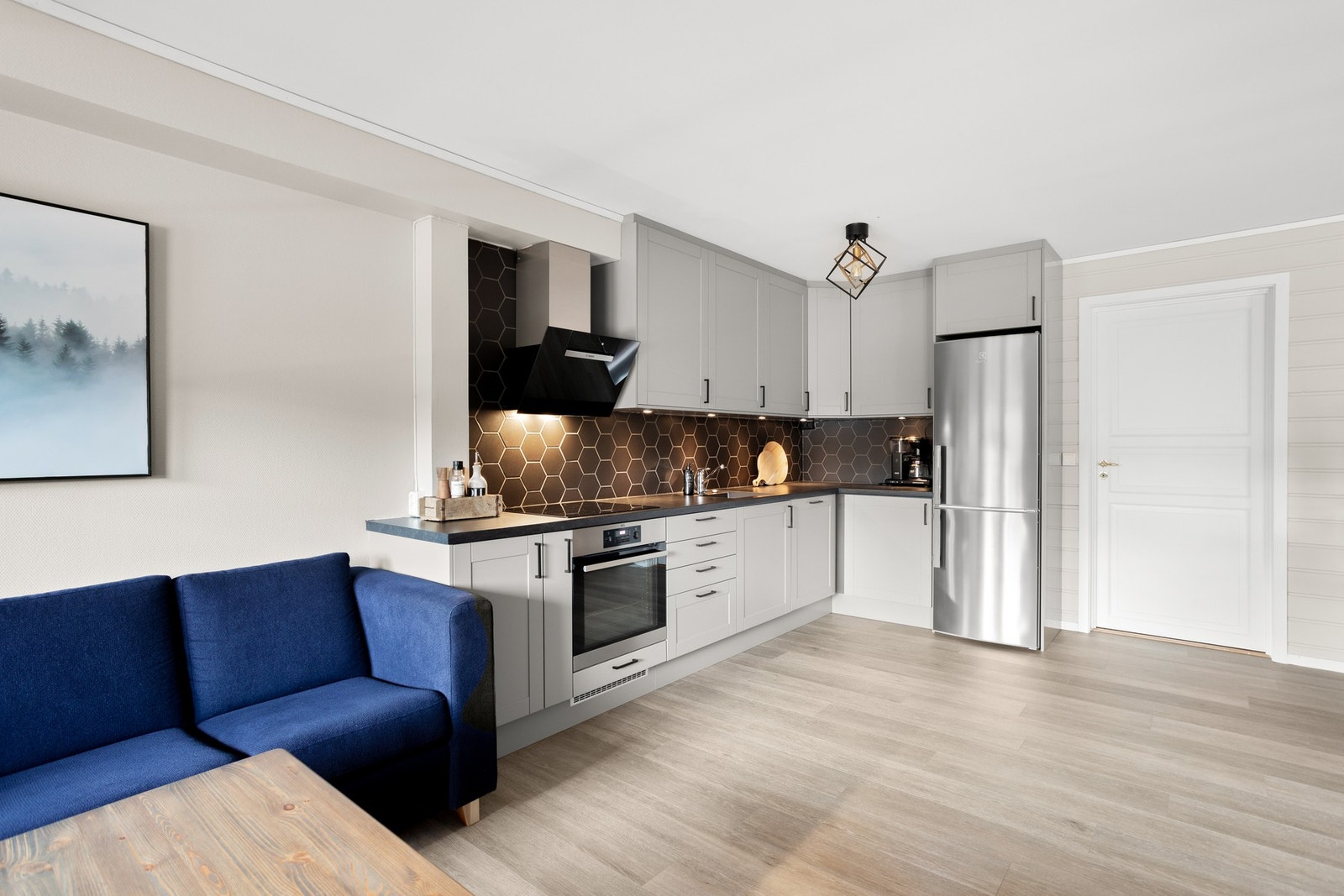 Kjøkkenet har integrerte hvitevarer med komfyr, oppvaskmaskin og platetopp. Galleribilde