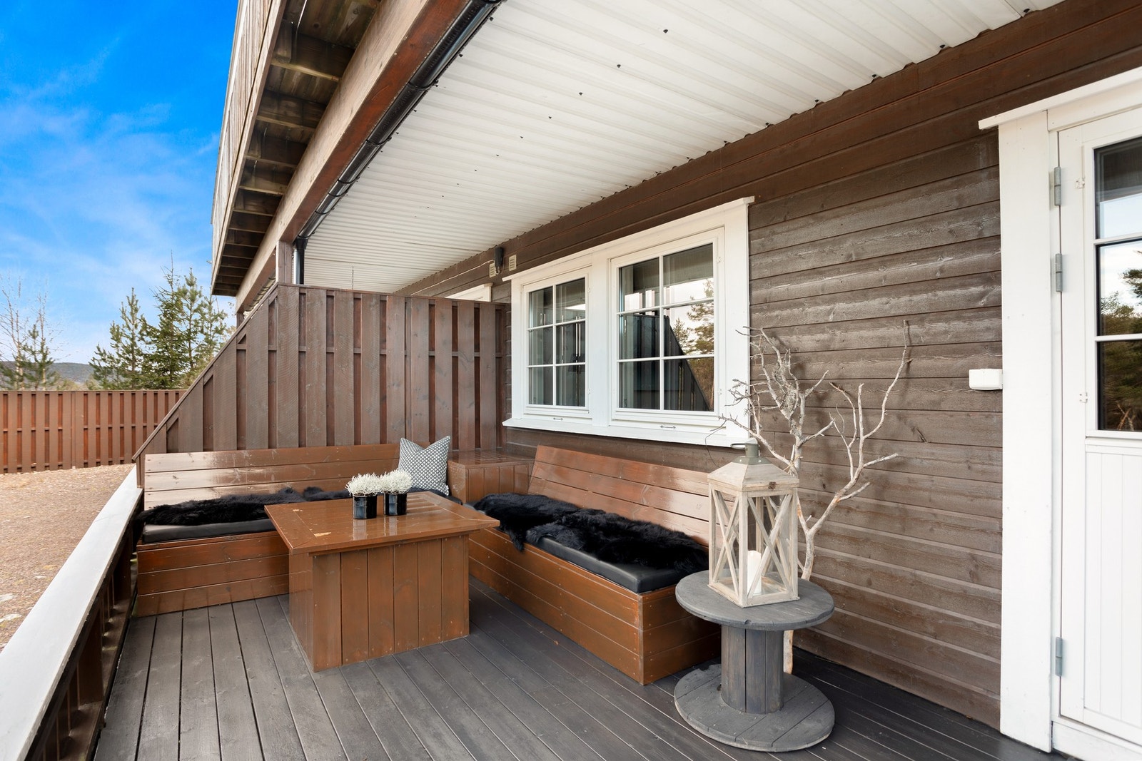 Terrassen har god plass til sittemøblement. Galleribilde