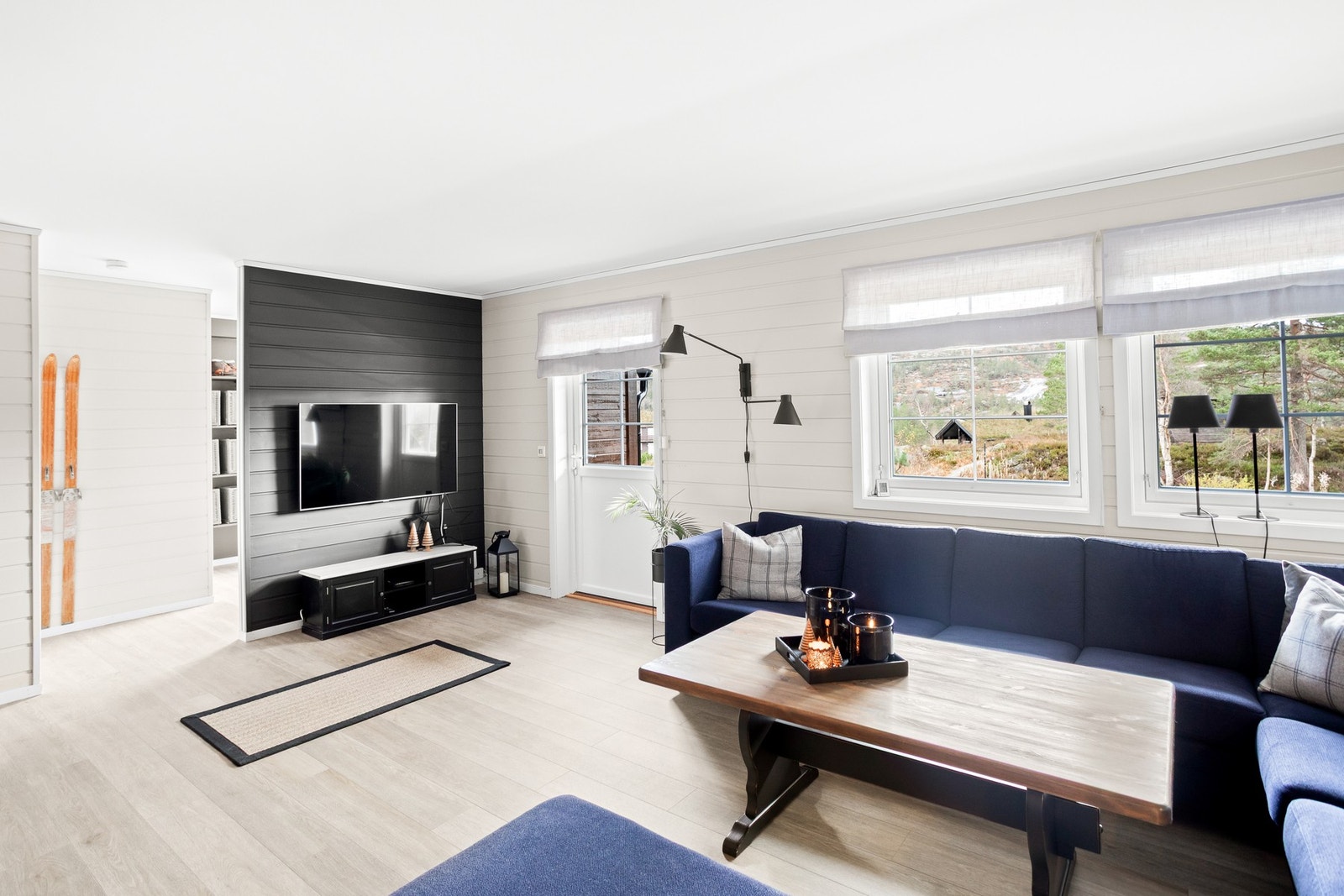 Romslig stue i åpen løsning til kjøkkenet. Galleribilde