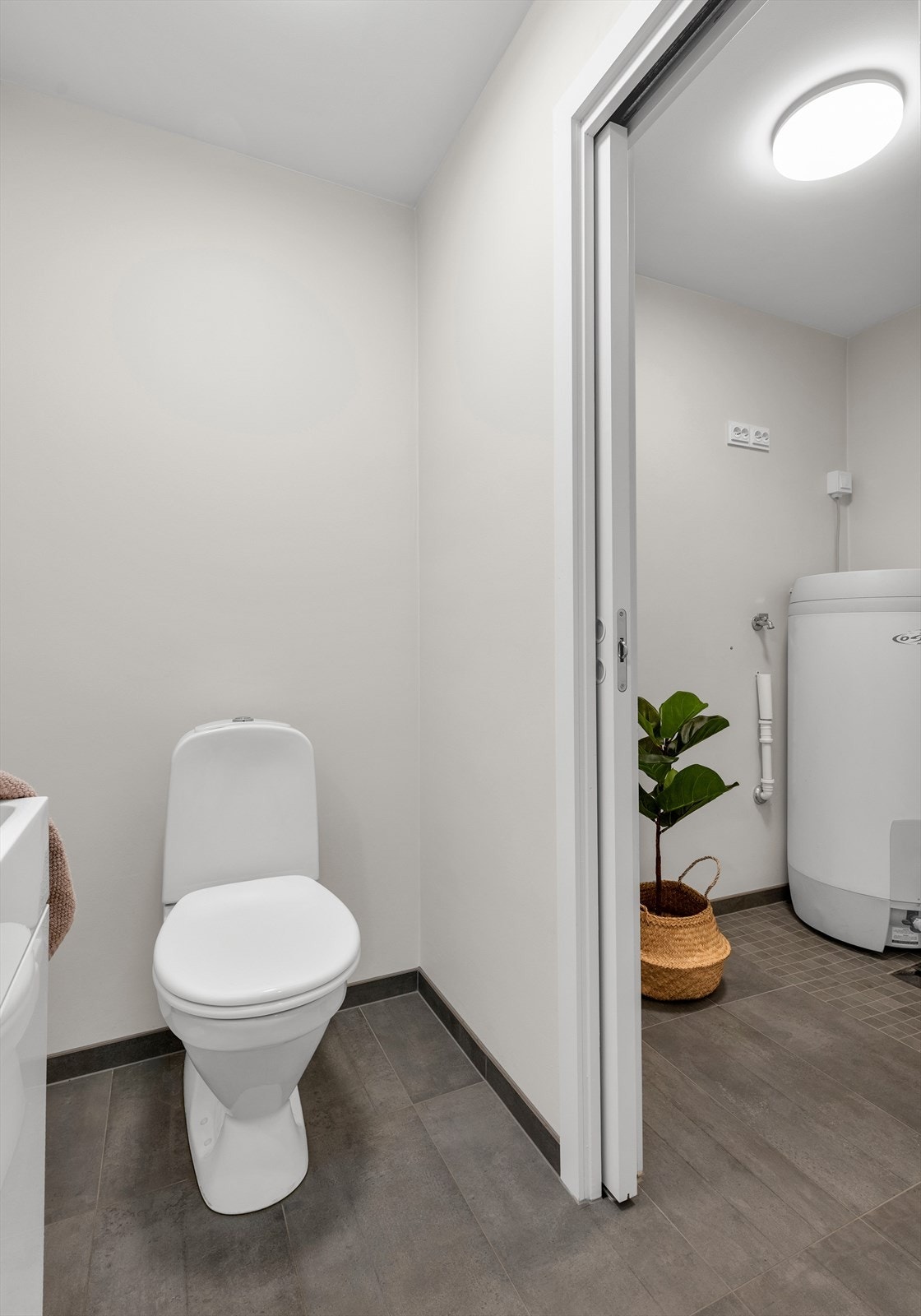 Rommet har innredning for organisering, servant, WC og opplegg for vaskemaskin. Ventilasjonen er ivaretatt med mekanisk avtrekk og tilluftsspalter, som sikrer god luftsirkulasjon. Galleribilde