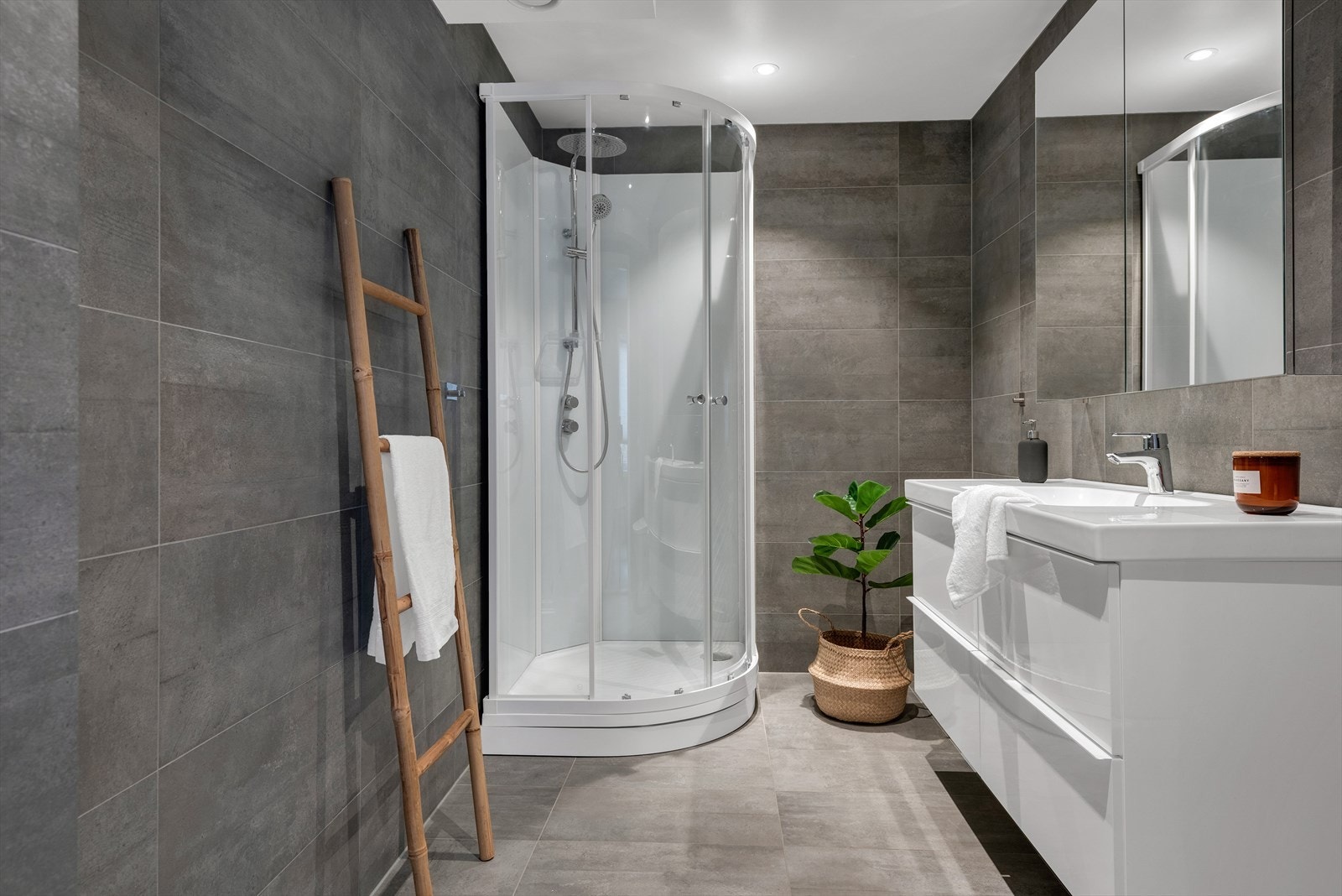 Boligen har et delikat bad, som også ble oppgradert i 2020. Badet er flislagt på både vegger og gulv, og er utformet med tanke på komfort og moderne stil. Galleribilde