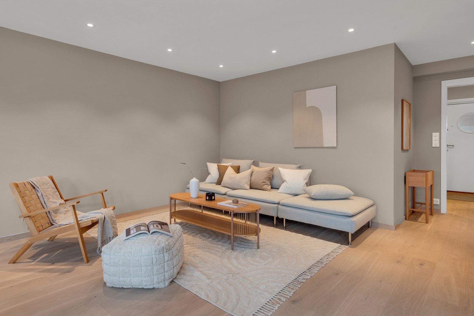 Den romslige stuen har plass til flere sittegrupper og annet møblement, og store vindusflater slipper inn rikelig med lys og gir en fantastisk utsikt mot Otra. Dette bidrar til en luftig og harmonisk atmosfære. Galleribilde