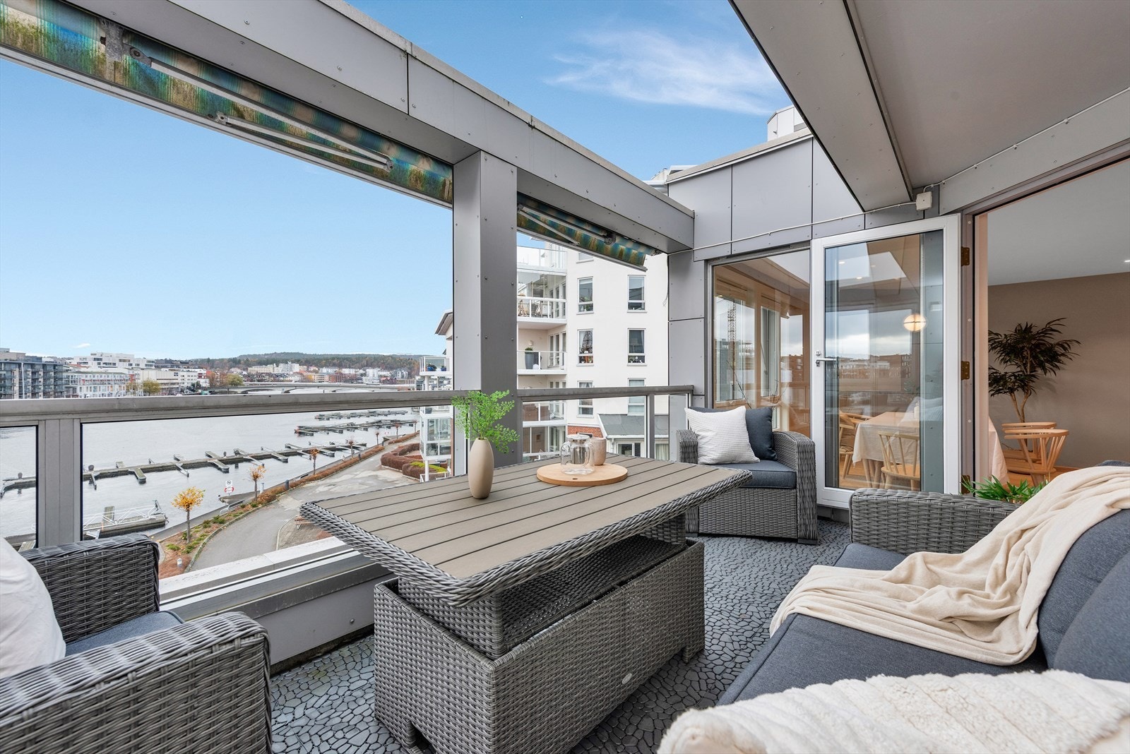 Balkongen ligger fint skjermet fra innsyn, slik at du kan slappe av i fred og ro, samtidig som du kan nyte den livlige atmosfæren fra både elva og promenaden nedenfor. Galleribilde
