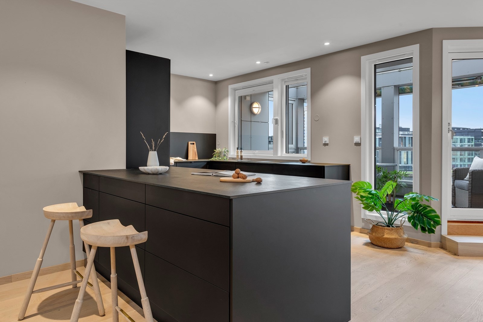 Den store kjøkkenøya gir både ekstra beringsplass, i tillegg til en avslappet spiseplass med plass til barstoler. Her trives både gjester og beboere som ønsker å være sammen under matlaging. Galleribilde