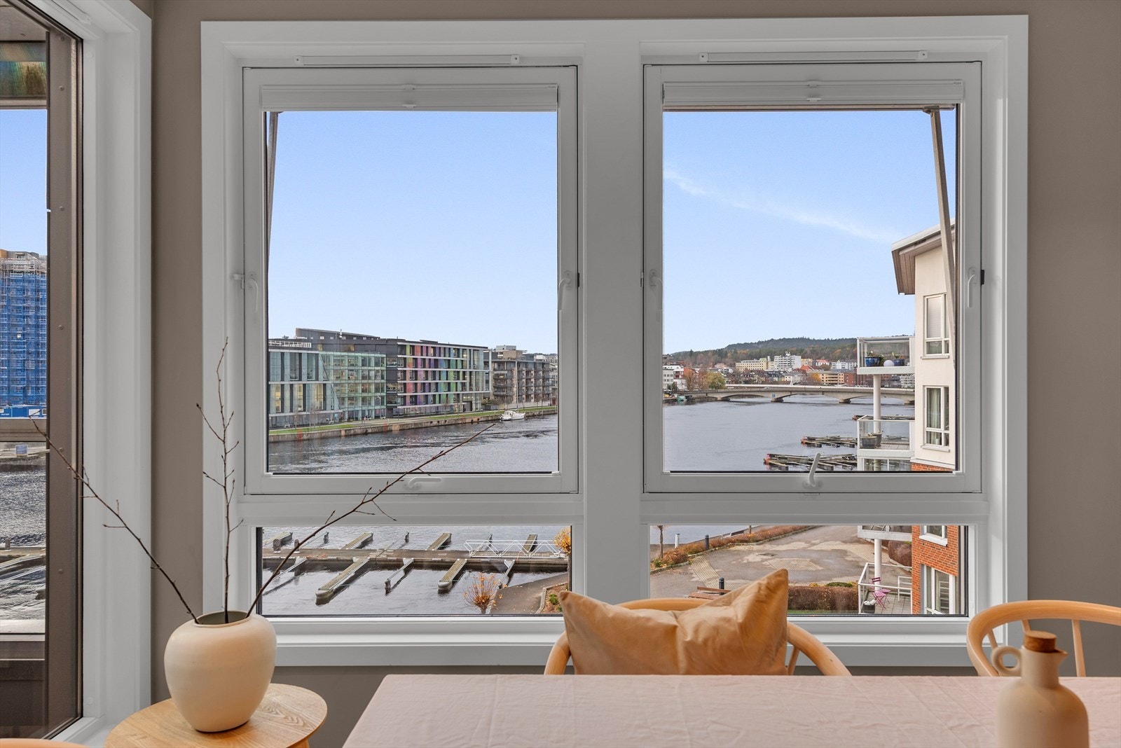 Fra stuen kan du nyte synet av vannspeilet og vakker natur rett utenfor. Galleribilde