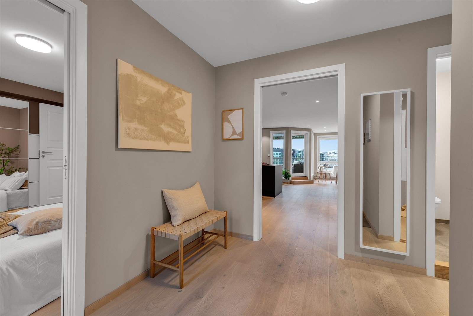 Entreen er lys og tiltalende, med moderne flater og gjennomtenkt belysning som gir en lun atmosfære. Galleribilde