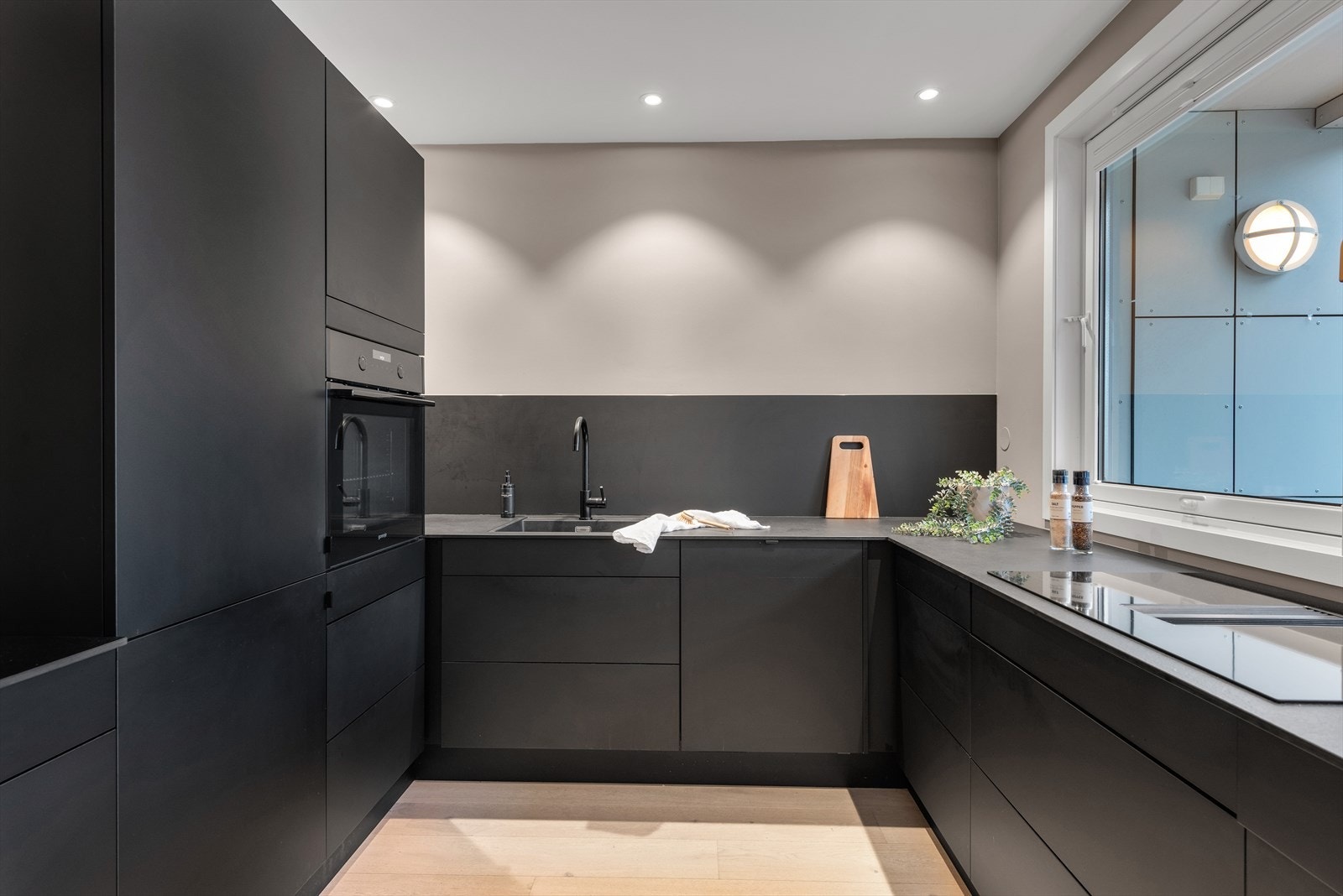 Oppbevarings- og benkeplass er det rikelig av, og her er det lagt vekt på både funksjon og estetikk. Galleribilde