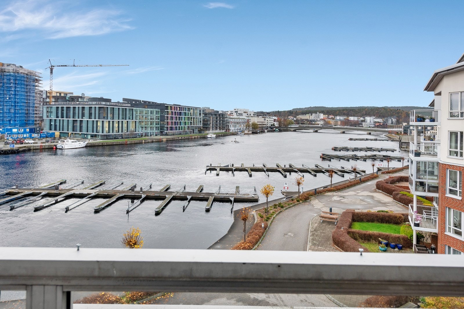 Beliggenheten på solsiden av Otra gir optimale solforhold hele dagen, inkludert behagelig kveldssol - perfekt for lange sommerdager. Galleribilde