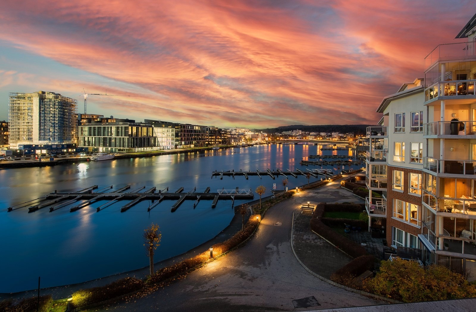 Balkongen ligger fint skjermet fra innsyn, slik at du kan slappe av i fred og ro, samtidig som du kan nyte den livlige atmosfæren fra både elva og promenaden nedenfor. Galleribilde
