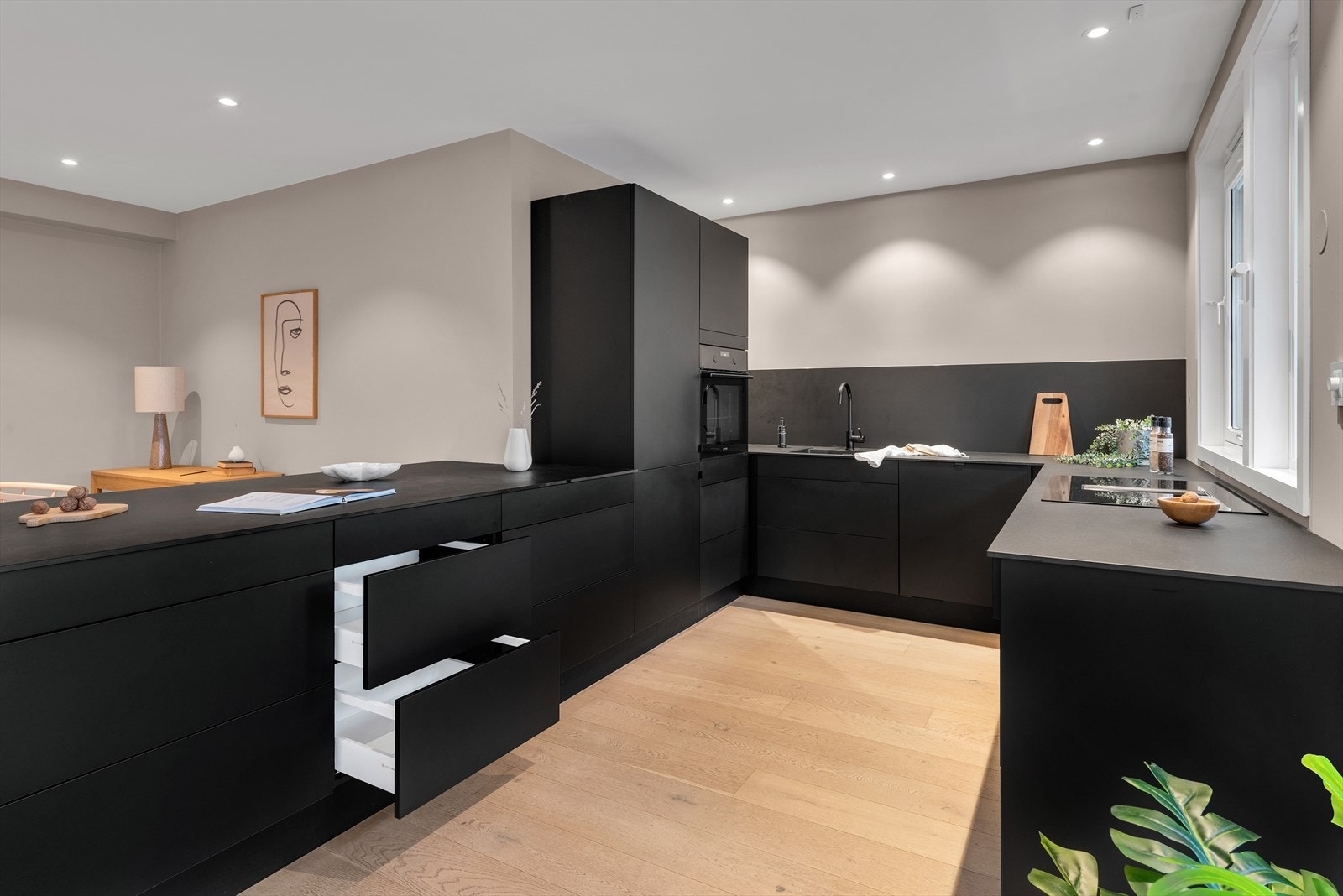 Kjøkkenet er utstyrt med integrerte hvitevarer som kjøl/fryseskap, stekeovn, steketopp og oppvaskmaskin, samt Sørlandskjøkkens innredning med laminerte fronter og benkeplate av høy kvalitet. Galleribilde