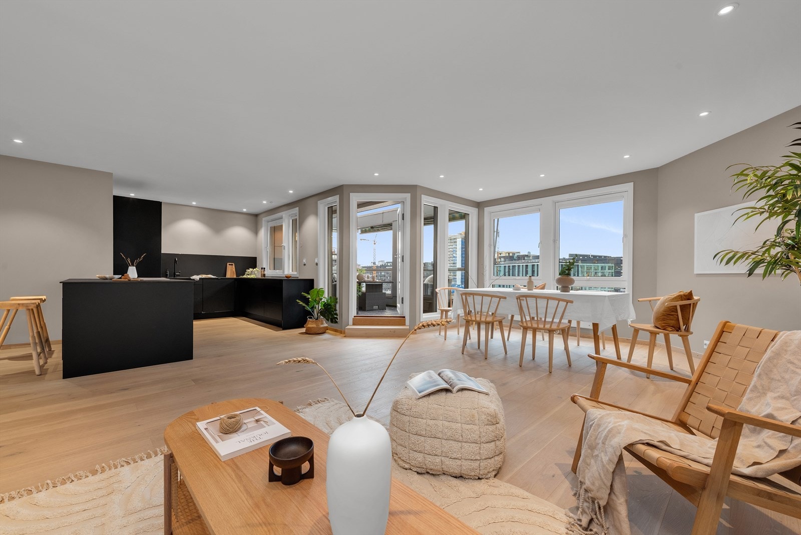 Hele leiligheten ble oppusset i 2020 og fremstår som moderne og stilren, med en gjennomgående høy standard og nøye utvalgte farge- og materialkombinasjoner. Galleribilde