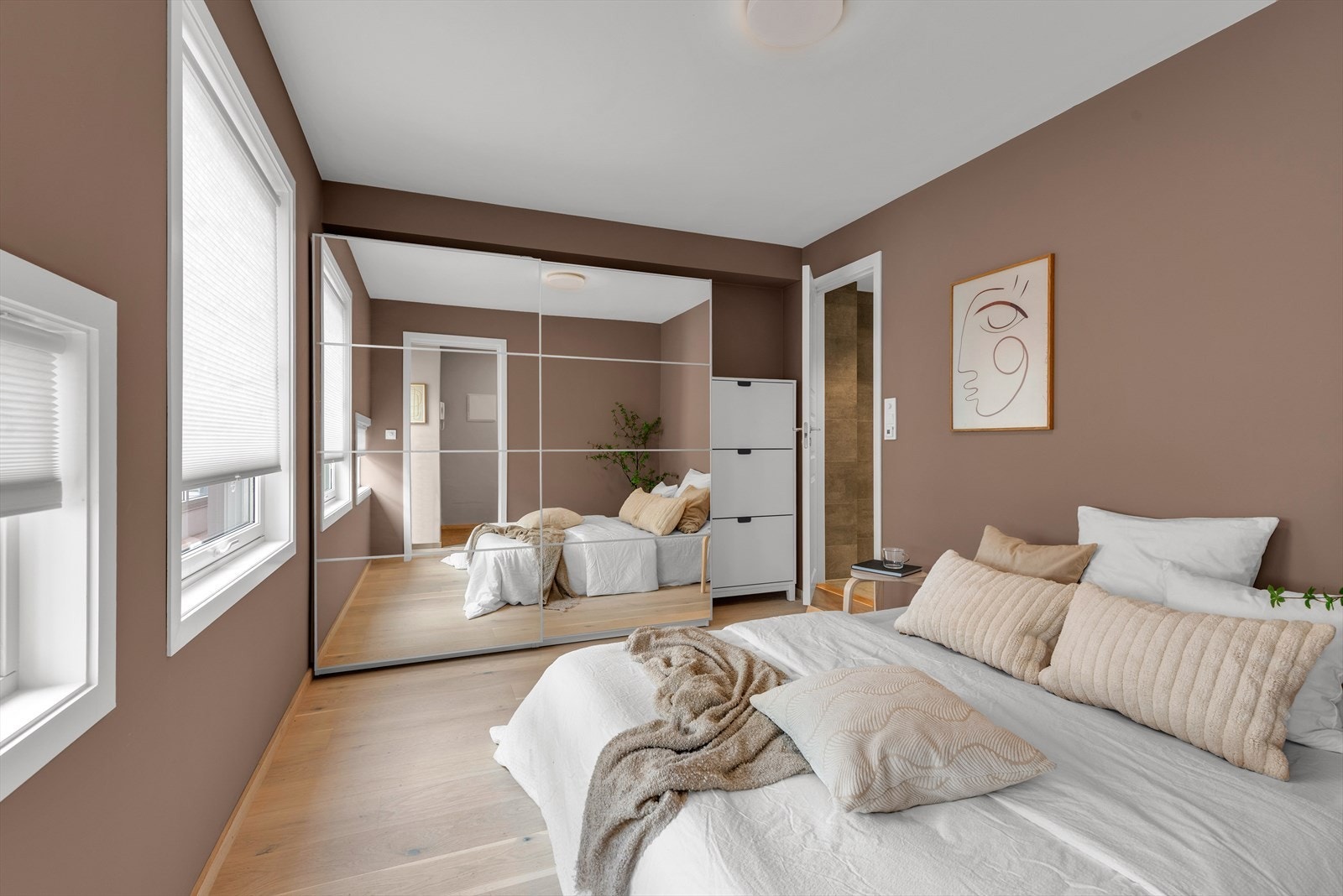 Rommet har også direkte adkomst til badet, noe som gir en ekstra følelse av komfort og funksjonalitet. Galleribilde