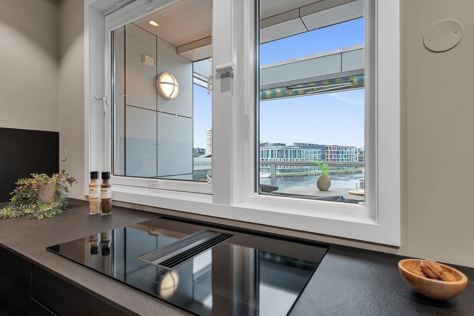 Utsikten mot Otra fra kjøkkenet gjør måltider og matlaging til en spesiell opplevelse. Galleribilde