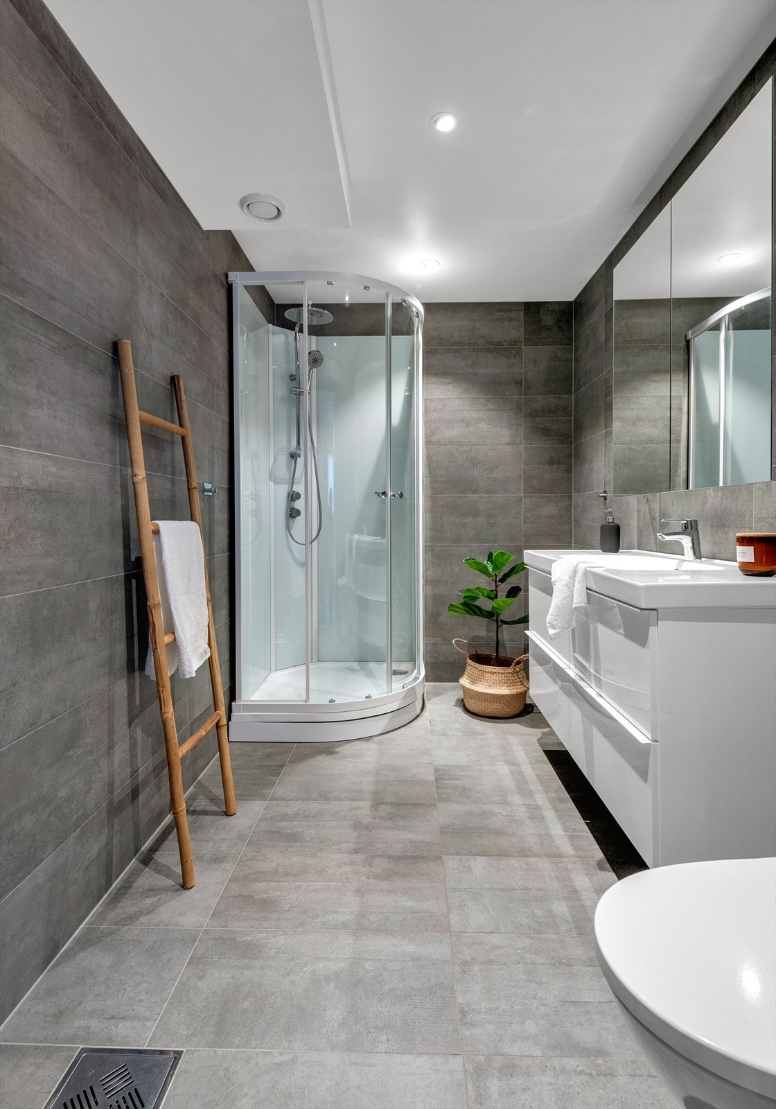 Mekanisk avtrekk og tilluftsspalter sikrer god luftventilasjon, noe som gjør dette til en komfortabel og brukervennlig sone. Spotter i taket gir jevn og funksjonell belysning. Galleribilde