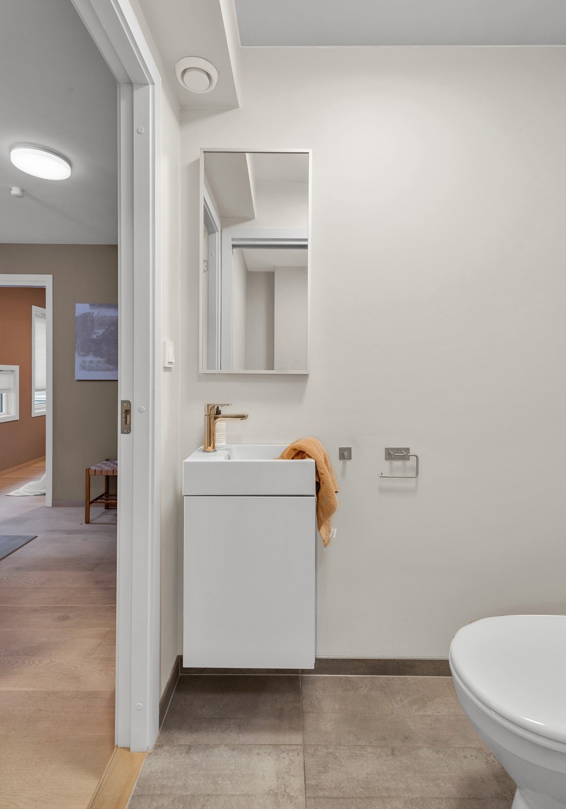 Vaskerommet er funksjonelt og praktisk, med alt en moderne leilighet trenger. Gulvene er flislagte, mens de slette veggene og taket har en moderne, malt overflate. Galleribilde