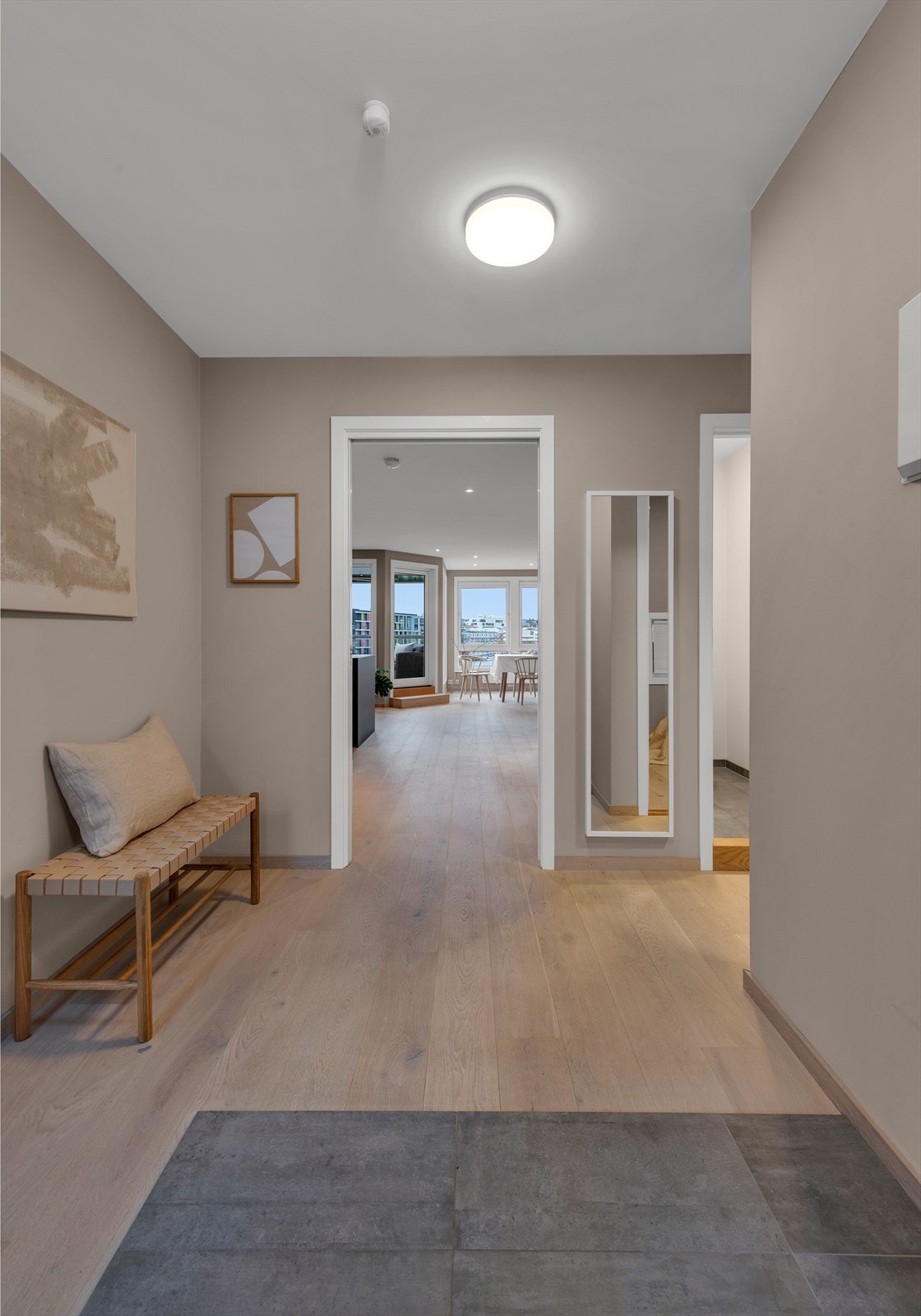 Rommet tilbyr god plass til oppbevaring av klær og sko, og har en integrert dørcalling for praktisk kommunikasjon, ideelt ved besøk. Galleribilde