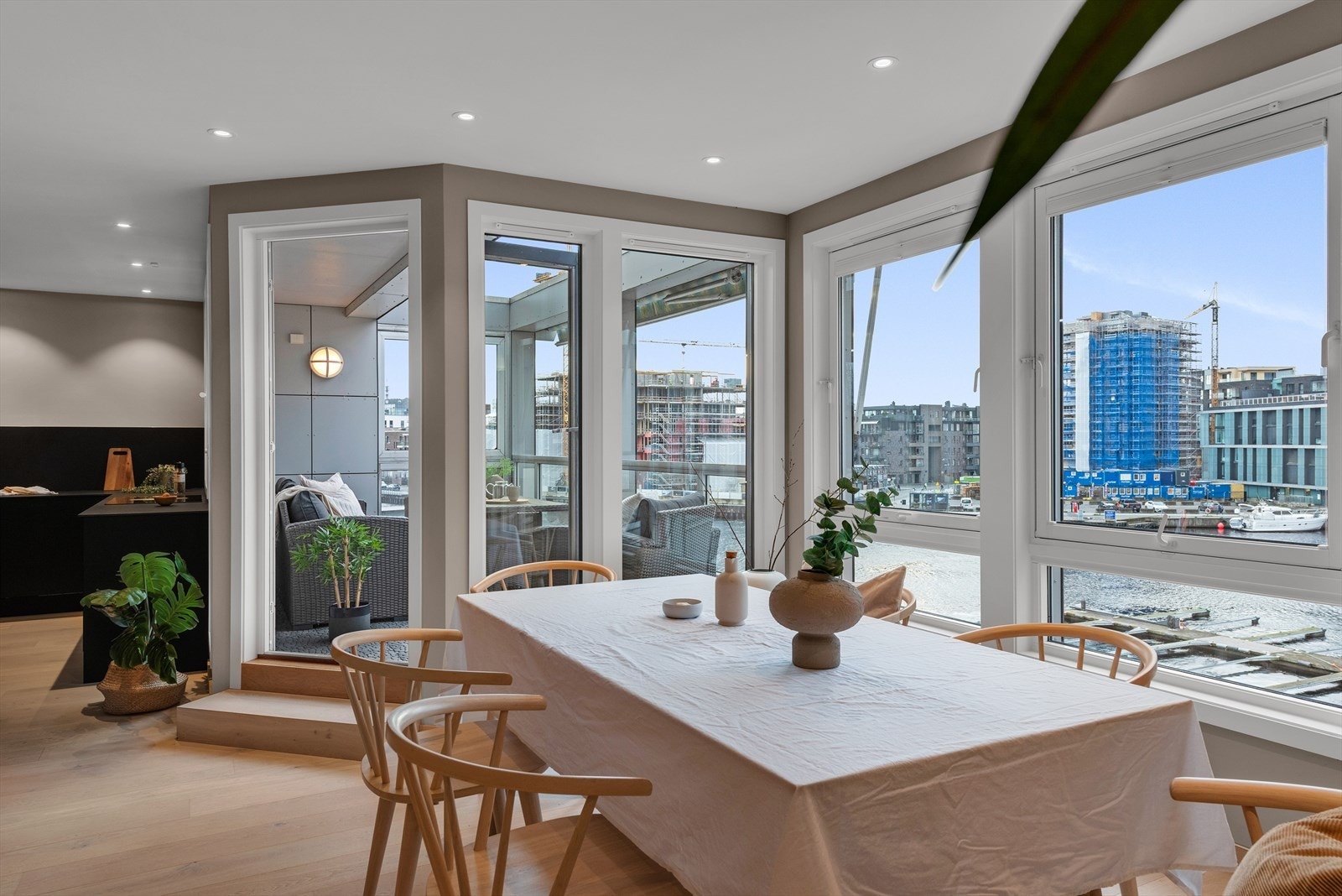 De lekre enstavs parkettgulvene, de slette veggene i en moderne fargepalett, spottene i taket og den listefrie avslutningen på himlingen gir en eksklusiv og stilren finish. Galleribilde