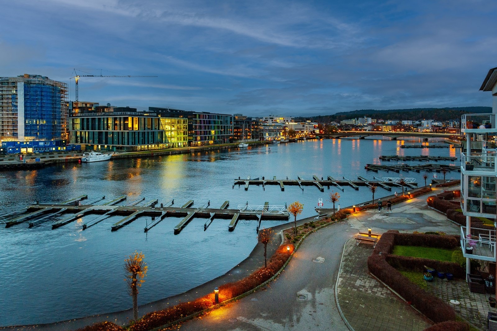 Magisk kveldsstemning med utsikt over Otra - et vakkert skue som inviterer til ro og nytelse. Galleribilde